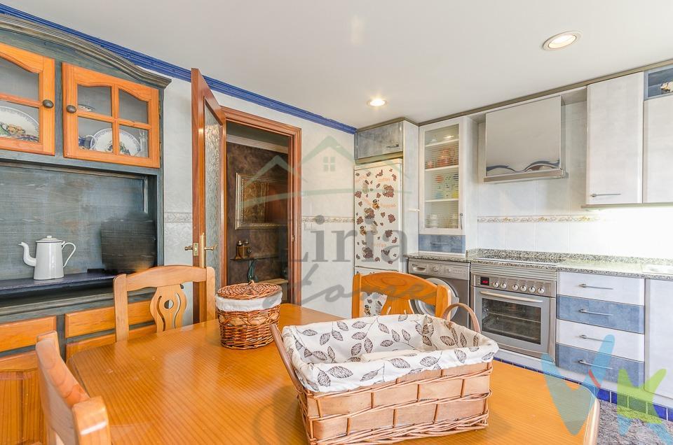 Ref. 04358 – EXCLUSIVA- Piso dúplex en Villamarchante con garaje incluido. 🏡Si buscas amplitud, tranquilidad y una vivienda con múltiples posibilidades, este dúplex en Villamarchante puede encajar perfectamente contigo. Te presentamos este acogedor piso dúplex situado en segunda planta sin ascensor, una opción ideal para quienes valoran la tranquilidad, la luz y la independencia en su vivienda. Ubicado en una zona residencial muy tranquila, pero a la vez próxima a todos los servicios, este inmueble ofrece el equilibrio ideal entre comodidad y calidad de vida. La vivienda cuenta con 100 m² construidos, a los que se suma un amplio espacio adicional en planta superior, perfecto para adaptar a tus necesidades: zona de trabajo, ocio, almacenaje o incluso ampliar la vivienda. 📐 Distribución:. * Salón-comedor amplio con chimenea, ideal para crear un ambiente cálido y acogedor. * Cocina independiente con galería. * 2 habitaciones dobles de gran tamaño. * 2 baños (uno de ellos en suite, pendiente de instalación de sanitarios). 🚗 Extras incluidos:. * Plaza de garaje en el mismo edificio. ✨ Calidades y equipamiento:. * Ventanas de aluminio lacado en blanco. * Suelos de gres. * Chimenea en el salón. * Aire acondicionado mediante split en salón. * Radiadores de calor azul. * Termo eléctrico. 📍 Ubicación:. Situado en una zona residencial de Villamarchante, muy tranquila y con fácil acceso a todos los servicios del municipio. Una vivienda con gran potencial, ideal tanto como residencia habitual como para quienes buscan espacio extra y versatilidad. 📞 No dejes pasar esta oportunidad y ven a visitarlo. ¡Te sorprenderá todo lo que puede ofrecerte!. Información importante para el consumidor. El precio del inmueble ofertado no incluye:. Honorarios de la agencia inmobiliaria. Gastos notariales y registrales, que están sujetos a aranceles oficiales y varían en función del precio de escrituración. Impuesto sobre Transmisiones Patrimoniales (ITP), cuyo importe depende del precio del inmueble y de las circunstancias personales del comprador conforme a la normativa vigente en la Comunitat Valenciana. Gastos derivados de la gestión del cambio de titularidad de suministros, en caso de ser solicitados. Comercialización en exclusiva. Por expreso deseo de la propiedad, este inmueble se comercializa en régimen de exclusiva por Lliria Home Inmobiliaria. Rogamos no contactar directamente con la propiedad. Para concertar visitas o ampliar información, contacte con nosotros. Servicios de intermediación inmobiliaria. Los servicios de intermediación incluidos en los honorarios profesionales comprenden, de manera enunciativa y no limitativa, los siguientes:. Visita al inmueble o inmuebles seleccionados por el cliente. Análisis documental del inmueble a adquirir, incluyendo la revisión de la situación registral y catastral. Intermediación y negociación con la parte vendedora para el cierre de la operación. Redacción de los contratos privados necesarios. Supervisión y seguimiento de la operación hasta su firma y acompañamiento a la notaría. Presentación del cliente a entidades financieras para la obtención de financiación, en caso de que lo solicite. Acompañamiento al tasador designado por la entidad financiera seleccionada por el cliente. Realización de visitas adicionales cuando sea necesario para comprobaciones o aclaraciones. Gestión del cambio de titularidad de suministros, en caso de ser solicitada. #exclusiva #venta #compromiso #inmobiliariallíria #lliriahomeinmobiliaria #firmanotaria #clientescontentoslliriahome