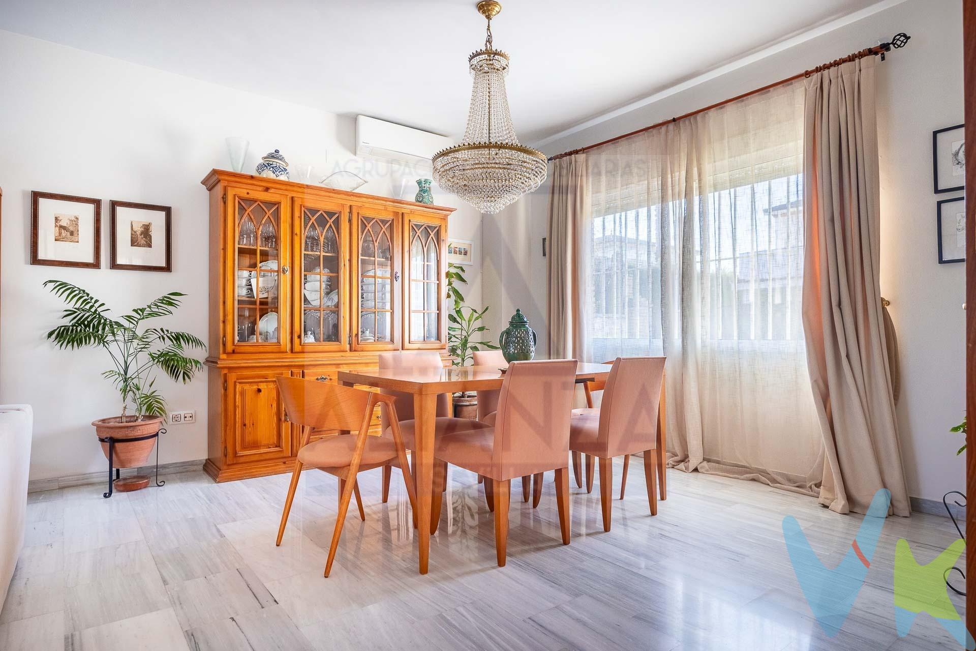 🏡 Chalet en venta en Urb. Algarrobillo – Valencina de la Concepción (Sevilla). Te presentamos esta magnífica vivienda de 267 m² construidos, ubicada en la prestigiosa Urbanización Algarrobillo, en pleno corazón del Aljarafe sevillano. Un hogar pensado para quienes buscan elegancia, amplitud, funcionalidad y privacidad. ✨ Distribución y características. La vivienda destaca por su excelente distribución y el tamaño generoso de todas sus estancias, diseñadas para ofrecer el máximo confort:. 🛏️ 5 dormitorios, incluyendo una habitación en planta baja, ideal para mayor comodidad, invitados o despacho. 🛁 3 baños completos, con acabados de alta calidad. 🍽️ Cocina amplia y funcional, perfectamente equipada para el día a día y con acceso directo a las zonas sociales. 🏠 Sótano de 88 m² con ventilación natural, un espacio diáfano con múltiples posibilidades:. Sala de ocio o cine. Gimnasio. Despacho profesional. Bodega. 🌿 Exterior: tu espacio privado. La vivienda se ubica sobre una parcela de 347 m², donde el exterior se convierte en un verdadero oasis:. 🏊 Piscina privada de diseño impecable, perfecta para el clima de la zona. 🌅 Terraza superior con vistas despejadas. 🍽️ Porche exterior, ideal para reuniones y celebraciones. 📍 Ubicación inmejorable. Situada en Valencina de la Concepción, con:. Excelente conexión con Sevilla. 🏫 Centros educativos de prestigio. 🛍️ Zonas comerciales. 🍽️ Amplia oferta gastronómica. 🏥 Servicios sanitarios cercanos. 💎 Una oportunidad única. Una vivienda perfecta tanto para vivir como para invertir en un valor seguro. En cumplimiento de las obligaciones de información previstas Disp. final 3ª de la Ley 10/2025, de 28 de diciembre, de servicios de atención a la clientela y transparencia, así como en la normativa sectorial vigente, y RD 218/2005 de Inf. de la Junta de Andalucía, el precio indicado no incluye los gastos e impuestos inherentes a la adquisición, los cuales se desglosan estimados o con posibilidad de calcularlos a continuación; los gastos más ajustados serán dados en el D.I.A. en la visita a inmuebles, o antes. *Gastos de Notaría: La Minuta se calculará según al arancel notarial oficial: Anexo I, del Real Decreto 1426/1989, de 17 de noviembre. Enlace: notariared.com/calculadora-gastos-compra-vivienda/. *Gastos de Registro de la Propiedad: La inscripción se facturará según el arancel oficial: ANEXO I, del Real Decreto 1427/1989, de 17 de noviembre. Igual enlace anterior. *Gastos de Gestión (Gestoría): Los honorarios por la tramitación administrativa, liquidación de impuestos e inscripción registral ascienden de forma estimativa a [363 € aprox.] (IVA incluido), aunque depende de cada caso, y su dificultad. *Honorarios Agencia del Vendedor: incluidos en el PVP. *Honorarios Agencia del comprador: La agencia prestará los servicios de información, asesoramiento y acompañamiento previstos en el Encargo de Servicios y en el D.I.A. Si solicita servicios adicionales o personalizados, sus honorarios serán informados previamente, de forma individualizada y por escrito, conforme a la libertad de pactos y a la normativa vigente. *Si necesita Financiación, su banco le informará. *Impuesto sobre Transmisiones Patrimoniales (ITP): Se aplicará el tipo impositivo vigente en Andalucía (generalmente el 7%, sin perjuicio de tipos reducidos del 6%. 3,5%, etc, aplicables según las circunstancias personales del comprador o las características del inmueble). El impuesto se devenga sobre el superior entre: 1.- Valor de Referencia de Catastro; y 2.- Precio de venta. Puede calcular su situación personal en el portal oficial de la A.T. de Andalucía. enlace: juntadeandalucia.es/organismos/economiahaciendayfondoseuropeos/areas/tributos-juego/tributos/paginas/impuestos-cedidos-transmisiones.html