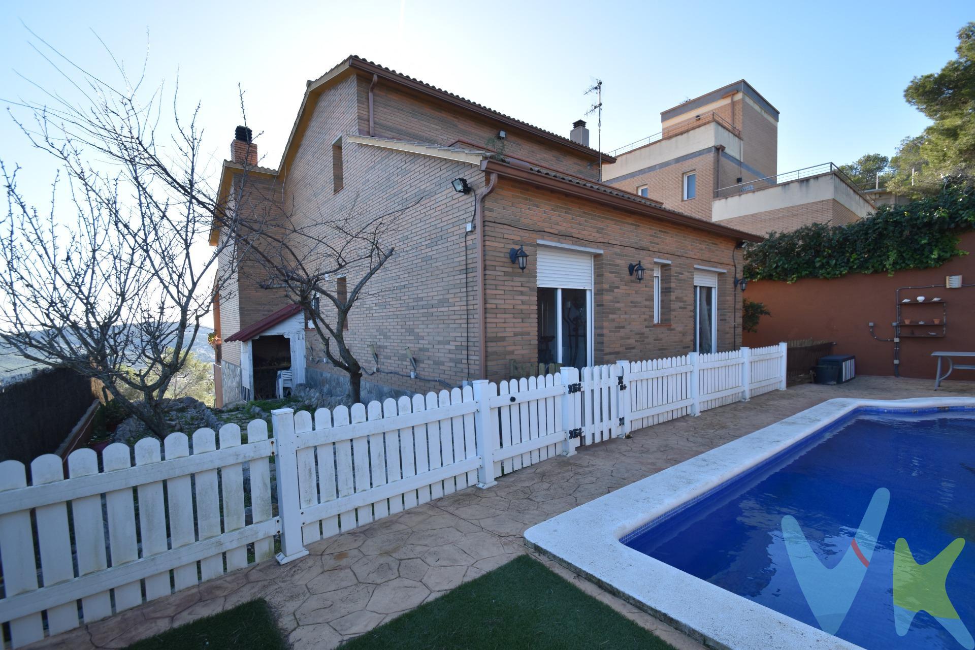 Espectacular casa de diseño con piscina cerca de Sitges y Barcelona. Se vende impecable propiedad moderna de 340 m² construidos sobre una parcela de 457 m². Una vivienda que destaca por su amplitud, luminosidad y preciosas vistas. Zona de día con salón-comedor de concepto abierto con un elegante altillo, acceso directo a balconada de preciosas vistas con porche  y un patio equipado con barbacoa. En la zona de descanso, una suite que incluye vestidor, baño doble y acceso a solárium privado, más tres dormitorios. Con piscina privada, garaje espacioso para dos coches y calefacción por gasoil. Ubicación en entorno residencial privilegiado. A 5 min del centro de la población, a 15 min de la costa (Sitges) y 40 min de la capital. Estado impecable, lista para entrar a vivir. Venga a visitarla y déjese cautivar por sus vistas y acabados. El precio no incluye impuestos (ITP, IVA y AJD), ni los gastos de notario ni los de registro. Cédula habitabilidad CHB00418722001. Certificado Energético: Referencia 4HT70RQWZ  Consumo de energia E 209 Kwh/m² año Emisiones E 54 Kg CO2/m² año. . . 