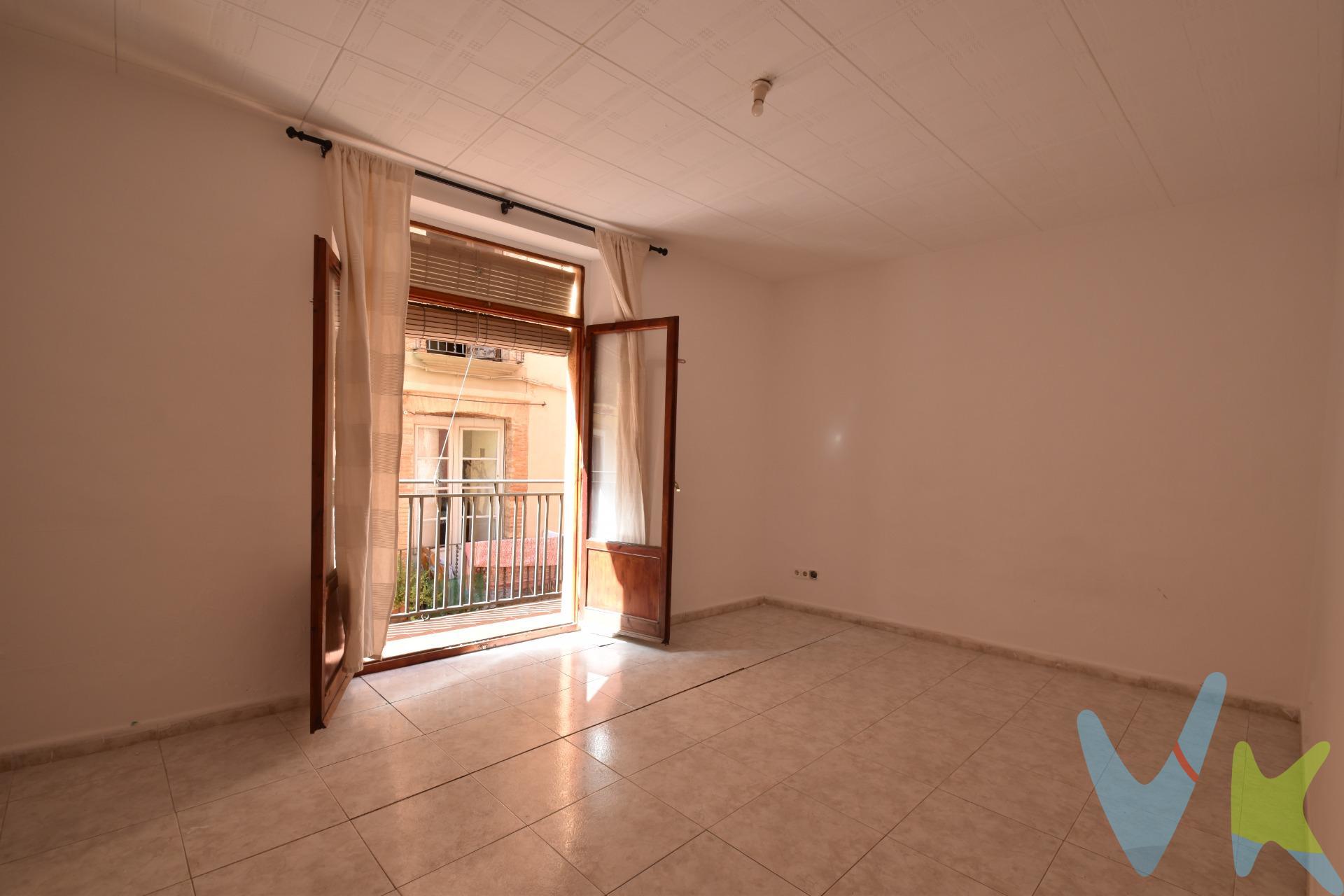 ¿Buscas un activo inmobiliario que trabaje para ti sin esperas? Presentamos este acogedor piso ideal para inversores que buscan una ubicación privilegiada o para compradores que busquen primera vivienda. Situado en una calle tranquila del Nucli antic, a solo 2 minutos a pie de la Rambla Principal. Superfície de 52 m² útiles muy bien aprovechados. Dispone de un salón-comedor luminoso con salida a balcón, cocina funcional, baño completo y un dormitorio exterior y una habitación interior ciega. Se trata de un primer piso en una comunidad tranquila de pocos vecinos, lo que garantiza bajos gastos de mantenimiento y una convivencia excelente. Un producto redondo en una de las zonas con más demanda de alquiler de la ciudad. ¡Contacta para más detalles!. El precio no incluye impuestos (ITP, IVA y AJD), ni los gastos de notario ni los de registro. Cédula habitabilidad CHB02004626001 . Certificado Energético: Referencia QN1K07DH1 Consumo de energia G 321 Kwh/m² año Emisiones G 66 Kg CO2/m² año. 