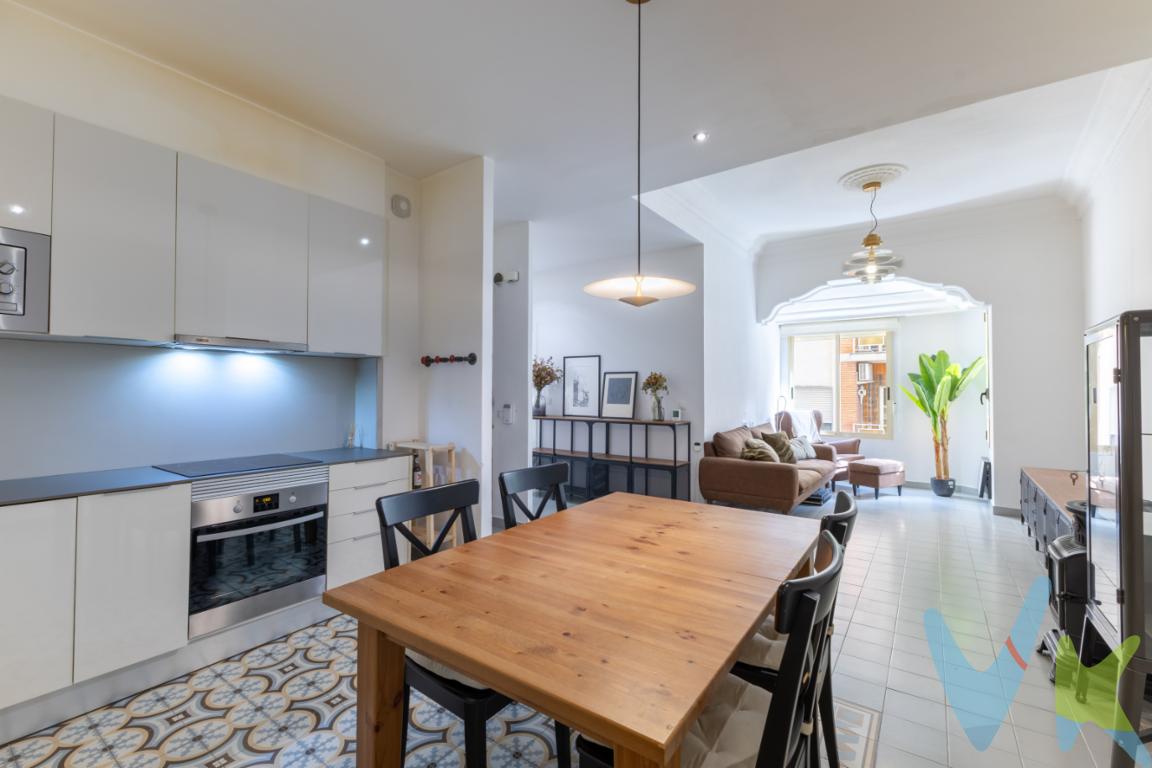 ¡Descubre tu nuevo hogar en el encantador municipio de Sagunto-Sagunt! Presentamos una magnífica oportunidad de adquirir un piso en venta ubicado en la prestigiosa zona Centro - El Castillo 2. Este acogedor inmueble se encuentra en la planta 1 de un edificio que data de 1958, una edificación que combina el encanto clásico con las comodidades modernas.Con un metraje de 79 metros útiles y 87 metros construidos, este amplio piso ofrece un espacio ideal para vivir cómodamente. Al ingresar, serás recibido por un ambiente cálido y luminoso, gracias a sus amplias ventanas que permiten la entrada de luz natural durante todo el día. Los detalles arquitectónicos originales se han mantenido, aportando un carácter único y atractivo al inmueble.El piso cuenta con dos habitaciones espaciosas, perfectas para acoger a una familia o incluso para convertir una de ellas en un espacio de trabajo o estudio. Cada habitación está diseñada para ofrecer funcionalidad sin sacrificar estilo, asegurando un espacio acogedor para el descanso y el bienestar.El área de la sala y comedor es el corazón del hogar, diseñada para fomentar momentos inolvidables con amigos y seres queridos. La distribución abierta facilita la circulación y proporciona un ambiente perfecto para la vida familiar y el entretenimiento. Además, la cocina, totalmente equipada, ofrece un diseño práctico y moderno, permitiendo disfrutar de la experiencia culinaria día a día.Uno de los aspectos más destacables de esta propiedad es su estratégica ubicación. Situado en el corazón de Sagunto-Sagunt, el piso cuenta con una excelente conectividad. La proximidad a paradas de autobús y una estación de tren cercana proporcionan facilidad de movilidad hacia las principales áreas urbanas y otros puntos de interés. Este factor hace que el inmueble sea no solo ideal para quienes trabajan o estudian en áreas circundantes, sino también para aquellos que buscan disfrutar de la rica oferta cultural y de ocio de la región.La zona Centro - El Castillo 2 es conocida por su vibrante vida urbana y al mismo tiempo, ofrece un ambiente relajado y seguro. De fácil acceso a servicios esenciales como supermercados, colegios, centros de salud y una variedad de establecimientos comerciales, vivir aquí garantiza que todo lo que puedas necesitar esté al alcance de tu mano.Invitamos a todos aquellos interesados a concertar una visita para experimentar por sí mismos el encanto y las oportunidades que este piso tiene para ofrecer. Será un placer poder mostrártelo y ayudarte a empezar una nueva etapa en tu vida en este acogedor inmueble. No dejes pasar esta oportunidad única de establecerte en una de las áreas más buscadas de Sagunto-Sagunt y convierte este piso en el hogar que siempre has soñado. 