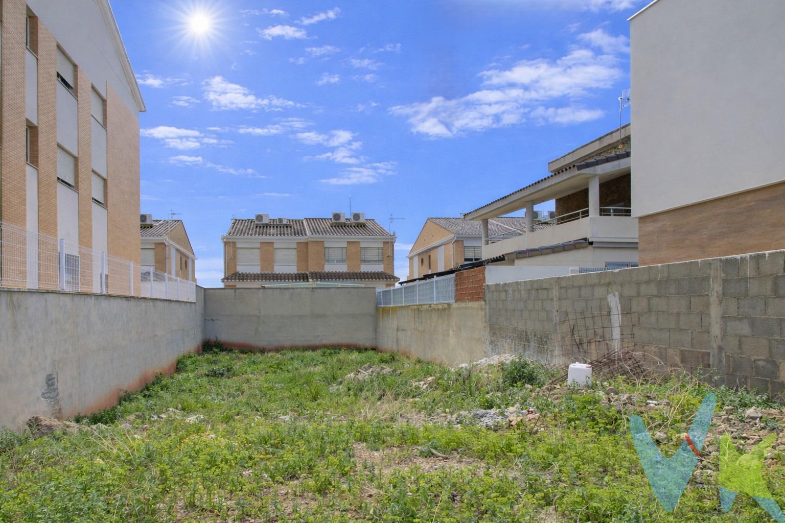 Hay lugares que no solo se compran… se imaginan. Y este terreno urbano de 309 m² en Almenara es exactamente eso: una oportunidad para empezar a dibujar el futuro que siempre has querido. Ubicado en una de las zonas más valoradas y tranquilas del municipio, este enclave combina la comodidad del entorno urbano consolidado con la cercanía a todos los servicios esenciales: colegios, comercios, transporte y zonas de paseo. Es esa parte de Almenara donde la vida se siente cómoda, práctica y familiar. Una zona donde las viviendas lucen cuidadas, donde hay movimiento, pero también calma. Aquí tienes espacio suficiente para diseñar una vivienda amplia con jardín, piscina, terrazas soleadas o incluso un proyecto residencial con gran potencial. 309 m² dan libertad. Libertad para crear sin renunciar a amplitud. Libertad para proyectar una casa luminosa, funcional y adaptada a tu estilo de vida. Y todo ello en una localidad que ofrece el equilibrio perfecto entre mar y montaña, con la playa de Casablanca a pocos minutos y excelentes conexiones hacia Valencia y Castellón. Vivir en Almenara es disfrutar del Mediterráneo sin renunciar a la tranquilidad de un entorno más humano y cercano. Este terreno no es solo suelo urbano. Es el punto de partida de un proyecto ilusionante. Es la base sobre la que construir recuerdos, estabilidad y futuro. Si estás buscando dónde empezar tu próxima historia, quizá ya lo has encontrado. Si lo necesitas, te ayudamos con la financiación. El precio del inmueble no incluye los honorarios de la agencia que ascienden al 3000 € más IVA, ni los gastos de notaría y registro de la propiedad (que están sujetos a aranceles y varían dependiendo del precio de escrituración), ni los impuestos (que en la Comunitat Valenciana dependen del precio del inmueble y de las características personales del comprador). Para mayor seguridad en la compraventa, todas nuestras viviendas poseen FICHA DE CERTIFICACIÓN DE INMUEBLES registrada por la Asociación de Inmobiliarias de la Comunidad Valenciana ASICVAL. Antes de comprar o de entregar las arras, pida el Certificado de la vivienda para estar seguro y tranquilo sobre la situación legal, urbanística y de cargas de la misma. RK ESTAÑOL, mercantil Inmobiliaria Quasablanqua, SL, está inscrita en el Registro de Agentes de Intermediación Inmobiliaria de la Comunidad Valenciana RAICV con el número de registro 1511. Almenara, ubicada entre Castellón y Valencia, es de fácil acceso por la autovía A10 o la N-340 y cuenta con una estación de tren en la línea Valencia-Barcelona. A solo 4 km, se encuentra la playa Casablanca, con suave arena dorada y grava, ideal para disfrutar del clima mediterráneo. El paisaje de Almenara combina montañas, marjales, arrozales, lagunas y playas. Cerca del núcleo urbano, se encuentra el paraje natural de los Estanys, hábitat de diversas aves. La playa de Almenara, con Bandera Azul, ofrece chiringuitos y heladerías en primera línea, y una atractiva oferta gastronómica en su barrio marítimo. Almenara es un destino donde naturaleza, historia y playas se unen en perfecta armonía. 