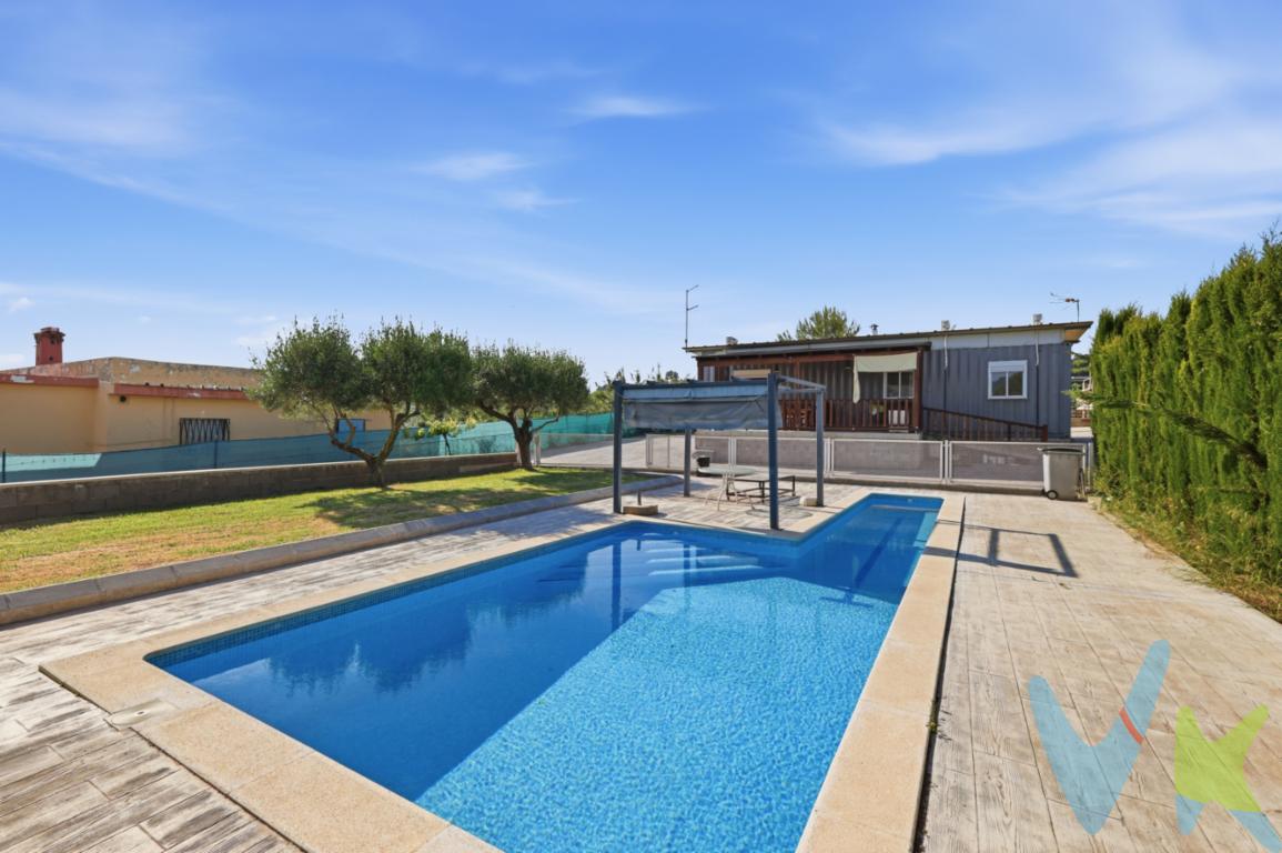 Parcela urbana de 1.098 m² en Font de Manyes (Torrent) con instalación acondicionada, piscina y vistas despejadas. VALENCASA presenta esta propiedad situada en la consolidada urbanización Font de Manyes, en Torrent, un entorno residencial muy demandado por su tranquilidad, privacidad y conexión con la naturaleza, a escasa distancia del núcleo urbano y de Valencia.IMPORTANTE INFORMACIÓN URBANÍSTICA Y REGISTRAL: La venta se realiza como transmisión de terreno urbano, no urbanizable. Las construcciones e instalaciones existentes actualmente en la parcela no constan declaradas registral ni catastralmente ni como vivienda. Según información catastral, el inmueble figura como suelo urbano sin edificación declarada. El comprador deberá realizar las comprobaciones urbanísticas, técnicas y administrativas que considere oportunas respecto a la situación y posible regularización de las instalaciones existentes.La finca cuenta con una parcela urbana de 1.098 m² según Catastro, completamente vallada y acondicionada para el disfrute, con amplias zonas exteriores, piscina privada, terraza cubierta de madera y agradables vistas despejadas al entorno natural.Actualmente existe sobre la parcela una construcción modular tipo contenedor marítimo acondicionada interiormente, configuradas como espacio habitable y distribuidas en salón-comedor con cocina integrada, tres estancias independientes, baño completo y terraza exterior cubierta. El interior presenta un estado actual moderno y funcional, con buenos acabados, climatización mediante aire acondicionado, chimenea y una distribución abierta y luminosa.La zona exterior es, sin duda, uno de los grandes atractivos de la propiedad. La parcela ofrece amplitud, privacidad y múltiples espacios para ocio y descanso, destacando la piscina privada y la gran terraza elevada con vistas abiertas a la montaña y al entorno residencial.   Características principales:Características principales de la propiedad:Parcela urbana de 1.098 m² según CatastroInstalación modular acondicionada sobre contenedores marítimosSuperficie interior aproximada de 84 m² según plano orientativoAmplio salón-comedor con cocina integrada en concepto abierto3 estancias independientes actualmente habilitadas como dormitorios1 baño completo de gran tamaño con duchaTerraza cubierta de aproximadamente 19 m² con estructura de madera y vistas despejadasPiscina privada con zona soláriumParcela completamente vallada y con privacidadEspacios exteriores ajardinados y zona de recreoChimenea integrada en salónAire acondicionado en varias estanciasVivienda muy luminosa gracias a sus grandes ventanales y orientaciónDistribución cómoda y funcional en una sola plantaZona tranquila rodeada de naturalezaFácil acceso desde Torrent y buena conexión con ValenciaLas superficies y distribuciones reflejadas en planos o descripciones tienen carácter orientativo y no contractual. Condiciones económicas y legalesPVP: 150.000 Gastos e impuestos no incluidos en el precio. La compra conlleva impuestos y gastos de formalización para el comprador.En las segundas o ulteriores transmisiones, el Impuesto de Transmisiones Patrimoniales (ITP) se liquidará conforme a la normativa vigente de la Comunitat Valenciana. Con carácter general, el tipo aplicable es del 10%, La compraventa se realizará con gastos según ley, por lo que los gastos de notaría y registro de la propiedad serán asumidos conforme a lo dispuesto en la normativa aplicable. A título orientativo, dichos gastos, según aranceles oficiales, pueden situarse aproximadamente entre 400  y 800 , dependiendo del precio final y de las circunstancias de la operación.Honorarios de intermediación inmobiliaria no incluidos en el precio: 4 % más IVA sobre el precio final de venta.Se informa al consumidor que la agencia actúa como intermediaria inmobiliaria en la operación, estando cualquier eventual compraventa y sus condiciones sujeta a la aceptación expresa del propietario o vendedor y a la posterior formalización del correspondiente contrato de arras.El consumidor tiene, conforme a la normativa vigente, a su disposición información y documentación adicional relativa al inmueble, pudiendo consultarla en la agencia inmobiliaria.La información contenida en este anuncio tiene carácter meramente informativo y no contractual, pudiendo estar sujeta a errores u omisiones involuntarias.
