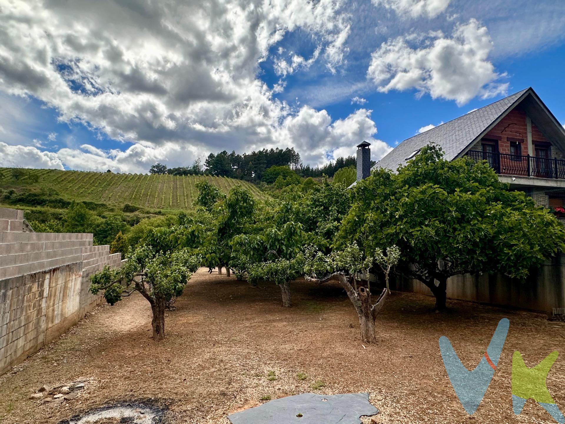 Oportunidad única de adquirir un terreno urbano en San Juan de la Mata, Arganza. Este terreno cuenta con una superficie ideal para desarrollar tu proyecto soñado o simplemente disfrutar como finca recreativa. Está parcela se encuentra cerrada y rodeada por hermosos árboles frutales que aportan encanto al lugar. La ubicación destaca por su proximidad a zonas montañosas, ideales para el esparcimiento y actividades al aire libre. Actualmente dispone de una caseta de aperos. Este terreno ofrece múltiples posibilidades según tus necesidades: desde construir la casa perfecta hasta establecer un espacio privado donde desconectar del bullicio diario.  No pierdas la oportunidad de invertir en este tranquilo entorno natural.