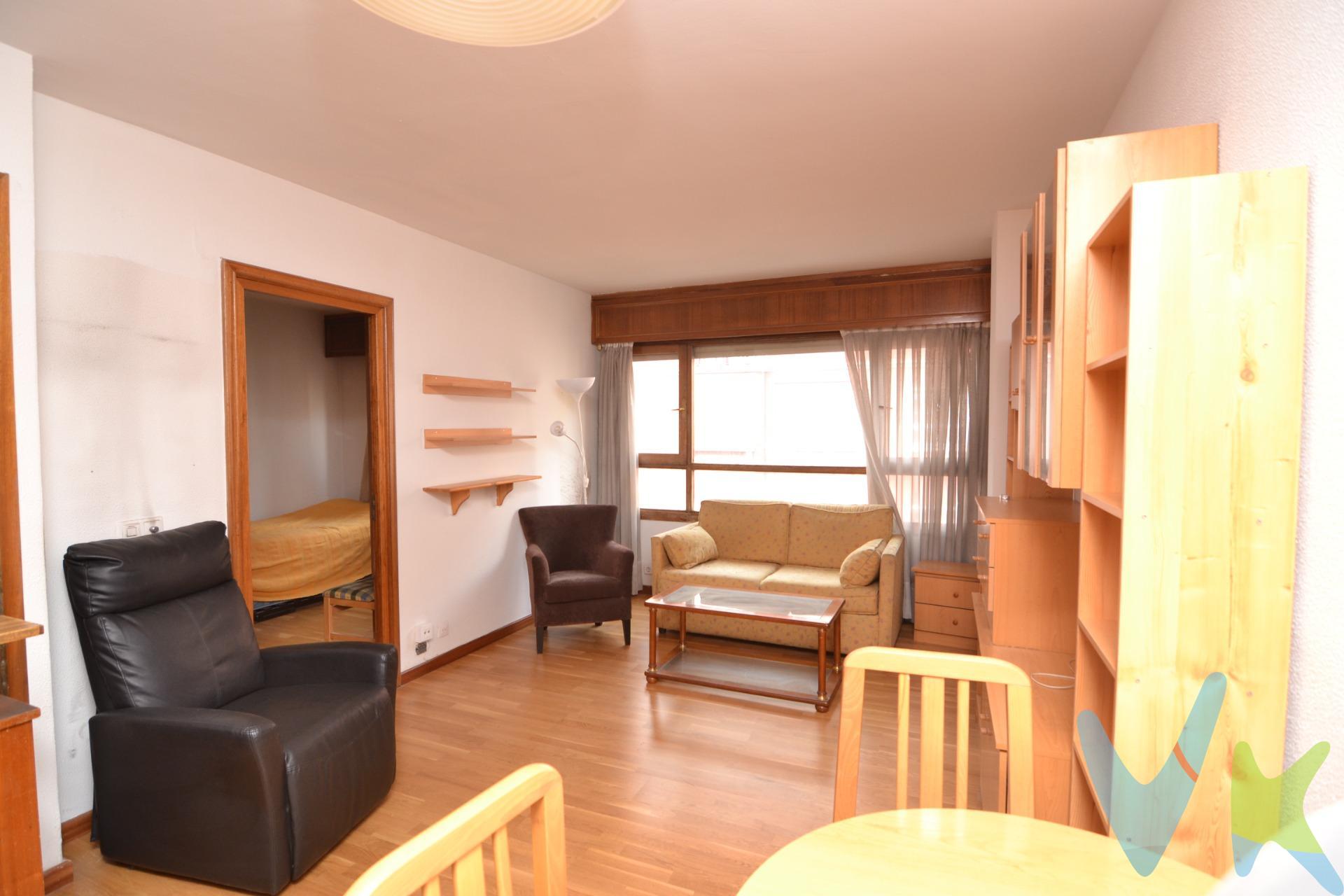 Apartamento en venta en calle Donoso Cortés (Chamberí). Ubicado a 5 minutos andando de Moncloa, este apartamento de 1 dormitorio y 1 baño es perfecto para quienes buscan una vivienda acogedora y funcional en una de las zonas más emblemáticas de la ciudad. El edificio, señorial, cuenta con la comodidad de tres ascensores, calefacción central y conserje. La vivienda está para reformar, tiene 2 grandes ventanales a la calle que le aportan muchísima luz natural. Su ubicación privilegiada en calle Donoso Cortés ofrece una excelente comunicación y cercanía a servicios, comercios y zonas de ocio, sin perder el encanto y la tranquilidad de una comunidad. No pierdas esta oportunidad. Llámanos!. . Te ayudamos a conseguir la financiación que se adapte a tus necesidades. El comprador tendrá un coste adicional correspondiente al servicio de gestión, asesoramiento y acompañamiento en todo el proceso de compra.