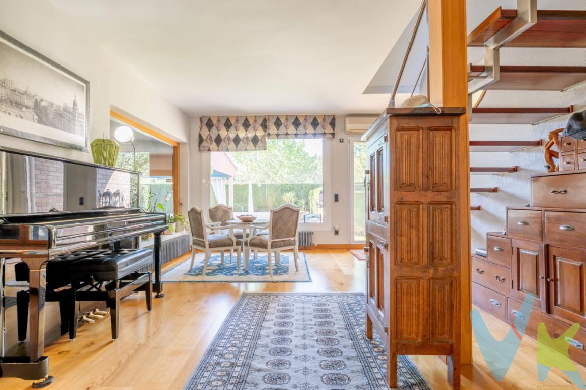Exclusivo chalet independiente en Casablanca, una de las zonas más privilegiadas de Zaragoza.  .  En un enclave único que combina una excelente ubicación con absoluta tranquilidad, presentamos esta espectacular vivienda unifamiliar independiente, ideal para quienes buscan confort, amplitud y una alta calidad de vida.  .  La propiedad se alza sobre una amplia parcela de 988 m² y cuenta con piscina privada, en un entorno perfecto para disfrutar del exterior con total privacidad.  .  Esta luminosa vivienda, con grandes ventanales que inundan cada estancia de luz natural, se distribuye en tres plantas:.  	🔸En la planta calle (69 m²) encontramos un amplio recibidor, un aseo de cortesía, una gran cocina independiente y un salón espacioso. Además, en esta misma planta, y anexo a la vivienda, hay un garaje para dos vehículos, una bodega y un baño completo, pensados para maximizar la comodidad diaria y ofrecer una excelente acogida a tus visitas.  	🔸A través de unas elegantes escaleras voladas, accedemos a la primera planta (93 m²), donde nos espera una magnífica suite principal con baño privado, junto a dos amplios dormitorios individuales que comparten un baño completo ubicado en el pasillo.  	🔸Por una puerta que aporta privacidad, subimos a la última planta: un ático tipo mini loft de 53 m², con un diseño encantador y gran potencial. Dispone de un moderno baño completo y dos terrazas privadas que lo convierten en un auténtico refugio. Solo le falta la cocina para transformarse en un apartamento totalmente independiente.  .  Además, la vivienda fue concebida con la posibilidad de incorporar un ascensor que conecte cómodamente todas las plantas, una previsión del arquitecto que añade un valor extra a esta magnífica propiedad.  .  Una oportunidad única para vivir en un entorno tranquilo, con estilo y todas las comodidades que tu familia merece. ¿hablamos?. 