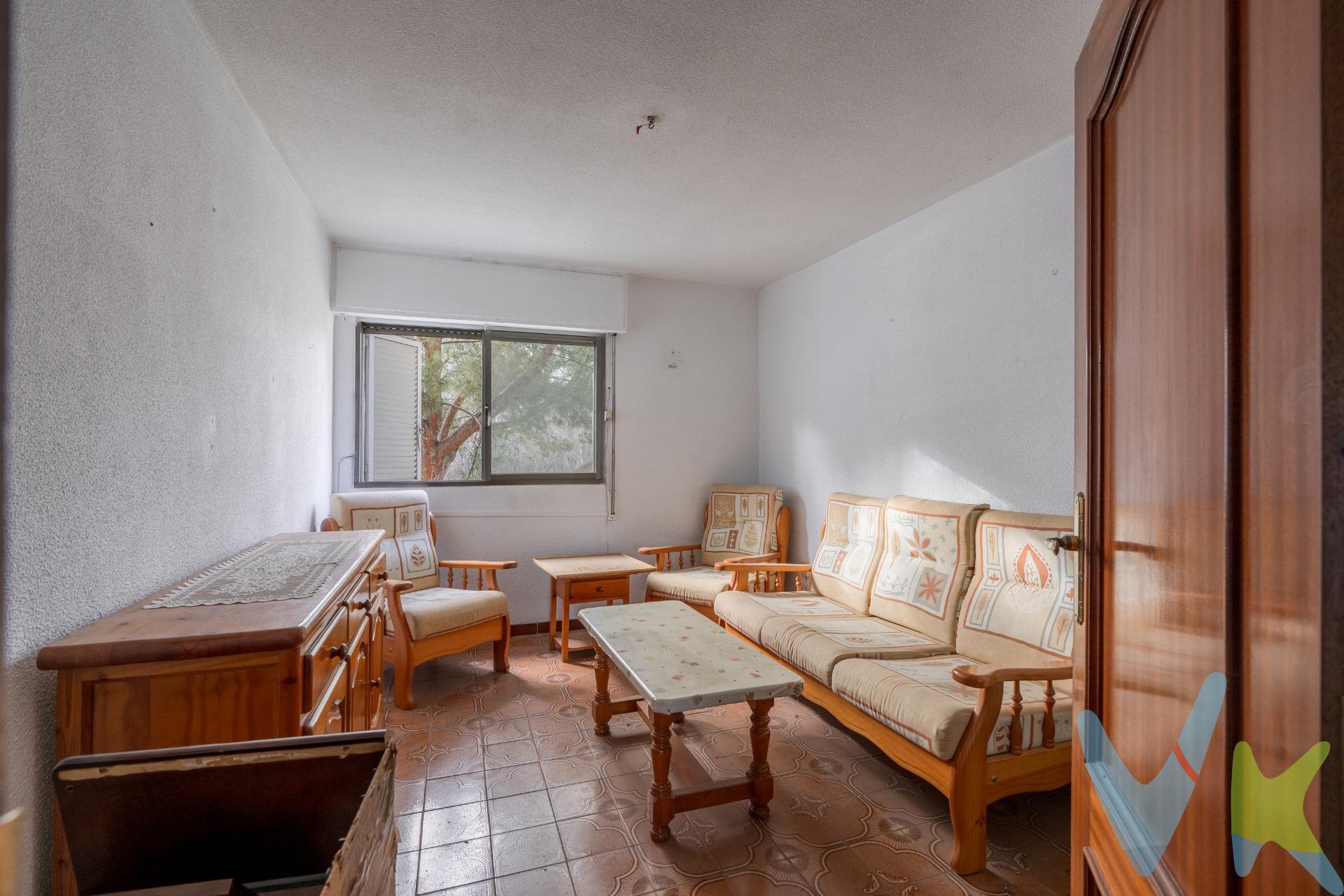 UROSA TARGET GROUP presenta este dúplex de 90 m² situado en un edificio de 1960, con la ITE en vigor y toda la documentación en regla. Se trata de una propiedad muy interesante por su distribución y las posibilidades de reforma y revalorización, tanto para perfiles inversores como para quienes buscan una vivienda amplia para diseñar a su medida. La vivienda se encuentra en un edificio muy familiar y tranquilo, ubicado en la calle Marcelino Castillo, en una zona consolidada y muy demandada de Carabanchel, rodeada de servicios, zonas verdes y bien comunicado. El inmueble se distribuye en dos plantas, con una clara separación entre zona de día y zona de descanso. Planta principal:. - Recibidor de entrada. - Salón-comedor amplio y luminoso, con vistas despejadas a zonas verdes. - Cocina independiente de buen tamaño, con múltiples opciones de redistribución. Planta inferior:. - 3 dormitorios dobles de gran tamaño, todos con armarios empotrados. - 1 baño completo amplio. - Zona independiente de lavandería. La distribución es muy eficiente, con pocos pasillos y metros bien aprovechados, lo que permite plantear una reforma lógica y versátil. Existe la posibilidad de añadir una habitación adicional para maximizar la rentabilidad, incorporar un segundo baño, ampliar el baño existente o redistribuir los espacios para crear una vivienda más moderna y funcional, en función de las necesidades del comprador. La ubicación es uno de los grandes valores del inmueble. Se encuentra frente al Parque Cerro Almodóvar, a menos de cinco minutos caminando del Carpetana, cerca del Hospital Gómez Ulla, y con supermercados y farmacia a escasos 100 metros. Además, la zona cuenta con colegios, parques y una excelente comunicación mediante transporte público. Disponibilidad inmediata. UROSA TARGET GROUP puede encargarse, si el comprador lo desea, de la gestión integral de la reforma, coordinación de obra y de todas las gestiones necesarias, ofreciendo un proceso cómodo, controlado y adaptado a cada proyecto. Una propiedad con metros, ubicación y potencial real, difícil de encontrar en el mercado actual. Contacta para ampliar información o concertar una visita.