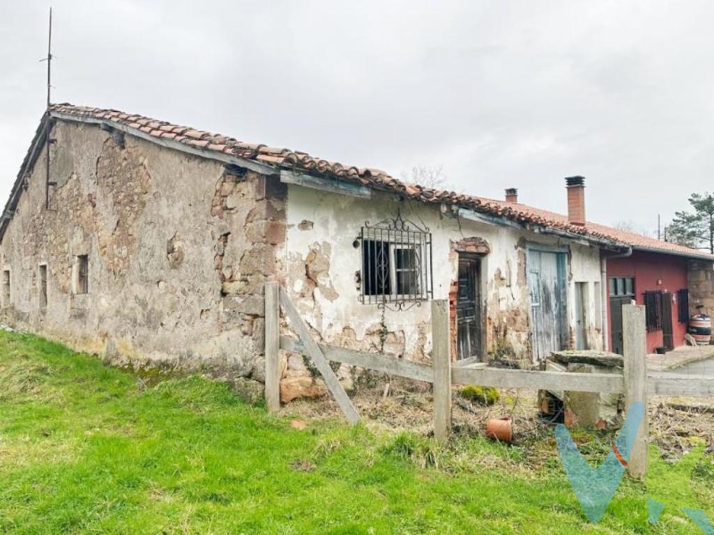 En Santibáñez, una bonita población perteneciente al municipio de Cabezón de la Sal, no  lejos de la conocida Comillas, ponemos en venta una casa para reformar donde podrás realizar tus sueños y hacer de esta casita una estancia placentera y llena de recuerdos. Acorde con las características de la construcción, sería posible sacar dos plantas, ya que también está permitido la realización de casetones, con lo que ganaría espacio y mucha luz.Tanto para vivir todo el año, como para una segunda residencia, Santibáñez goza de una situación ideal, muy cerca de Cabezón de la Sal, donde dispones de todo tipo de servicios.Además la propiedad se completa con un jardín trasero de unos 300m2, donde podrás descansar, hacer barbacoas, etc.¡Llámanos para concertar una visita!!!!