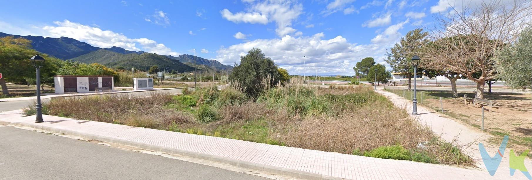 Terreno Urbano en Venta – Favara, Valencia. Descubre esta excelente oportunidad de inversión en Calle de les Tancades, 52 – Favara (Valencia). Se trata de un terreno urbano residencial edificable de 744 m², ubicado en una urbanización planificada con acceso inmediato a todos los servicios básicos: agua, luz, alcantarillado y. alumbrado público. Este solar destaca por estar completamente nivelado, con aceras urbanizadas a su alrededor y una orientación privilegiada que ofrece vistas despejadas a las montañas y al casco urbano de Favara. El entorno es tranquilo, con zonas verdes cercanas y un tejido residencial consolidado, ideal tanto para primera vivienda como para inversión. Características destacadas:. • Superficie: 744 m². • Uso permitido: Residencial edificable. • Calificación urbanística: Suelo urbano. • Servicios: Agua, electricidad, alcantarillado, gas, alumbrado público. • Topografía: Terreno completamente nivelado. • Vegetación: Dispone de 3 árboles pequeños. • Legalidad: Propiedad escriturada, registrada y libre de cargas. • Propiedad: Particular. Ubicación y entorno:. Ubicado en una zona estratégica de Favara, este terreno está rodeado de todos los servicios necesarios: colegios, supermercados, zonas deportivas, centros de salud y buena conexión con vías principales. La urbanización donde se encuentra cuenta con infraestructura desarrollada y planificación urbanística, lo que garantiza un entorno ordenado y de calidad. La descripción del presente inmueble e imágenes tienen mero carácter informativo y en ningún caso carácter contractual, pudiendo ser modificados por la inmobiliaria comercializadora sin que ello implique responsabilidad alguna frente a terceros. En el precio de venta a público, esta propiedad NO incluye los gastos de adquisición (Notario, registro, gestión, honorarios, etc…). 