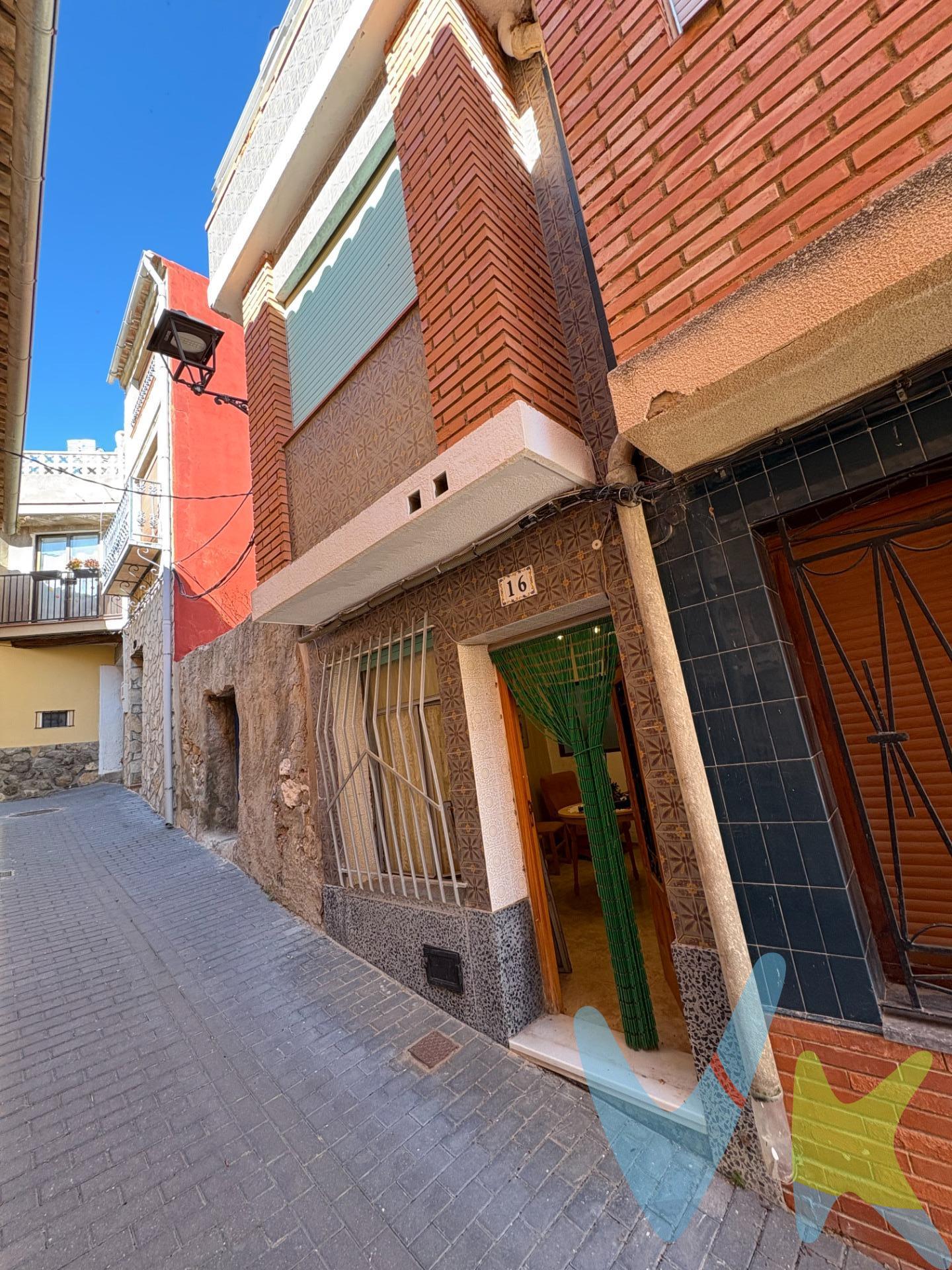 Nunca estuviste tan cerca de tu casa de veraneo.. Disponible en venta una casa de varias alturas en Bejís, uno de los pueblos más bonitos y tranquilos de la Comunidad Valenciana. Se distribuye en; planta baja, primera y segunda planta y una terraza superior. . En la planta baja encontramos la sala de estar, la cocina y el baño (dentro de la cocina). Al subir a la primera planta descubrimos un amplio dormitorio y dos habitaciones ciegas. En la segunda planta, encontramos dos dormitorios más y una maravillosa terraza. Y ya en una planta superior, la azotea con unas vistas increibles. . Su estado es bueno aunque estaría bien darle un toque nuevo. Esta casa tuvo mucha vida años atrás, hay que darle una segunda oportunidad!. No lo dudes y ven a visitarla cuanto antes. Nunca tener una segunda residencia estuvo al alcance de tantos bolsillos.. ***. Agencia Registrada con el Nº 5343 en el Registro Obligatorio de Agentes Inmobiliarios de la Comunitat Valenciana, según el DECRETO 98/2022, de 29 de julio, del Consell, por el que se regula el Registro de Agentes de Intermediación Inmobiliaria de la Comunitat Valenciana. La documentación del inmueble ha sido revisada y estimamos que reúne todos los requisitos necesarios para ser comercializado. El precio ofertado no incluye impuestos, gastos de compraventa ni honorarios de la agencia inmobiliaria. Las medidas aquí expuestas han sido obtenidas del Catastro. Hay discrepancia entre los metros reales y los metros en escritura y catastro. La vivienda se vende como cuerpo cierto. . El anuncio no es vinculante, puede contener errores. ¿Tienes alguna duda? Consúltanos. ***. Los vendedores han confiado en este equipo para gestionar la venta del inmueble de forma exclusiva. Como no puede ser de otra forma, garantizamos un servicio de calidad, actuando en todo momento de forma transparente, ética y profesional. Así pues, se ruega la no interferencia de terceros y, sobre todo, no molestar a los propietarios, a los ocupantes del inmueble o a los vecinos. Muchas gracias por tu comprensión. No obstante, si eres agente inmobiliario y quieres visitar la vivienda con un cliente, no dudes en contactar. Estaremos encantados de colaborar. Juntos, sumamos. . 