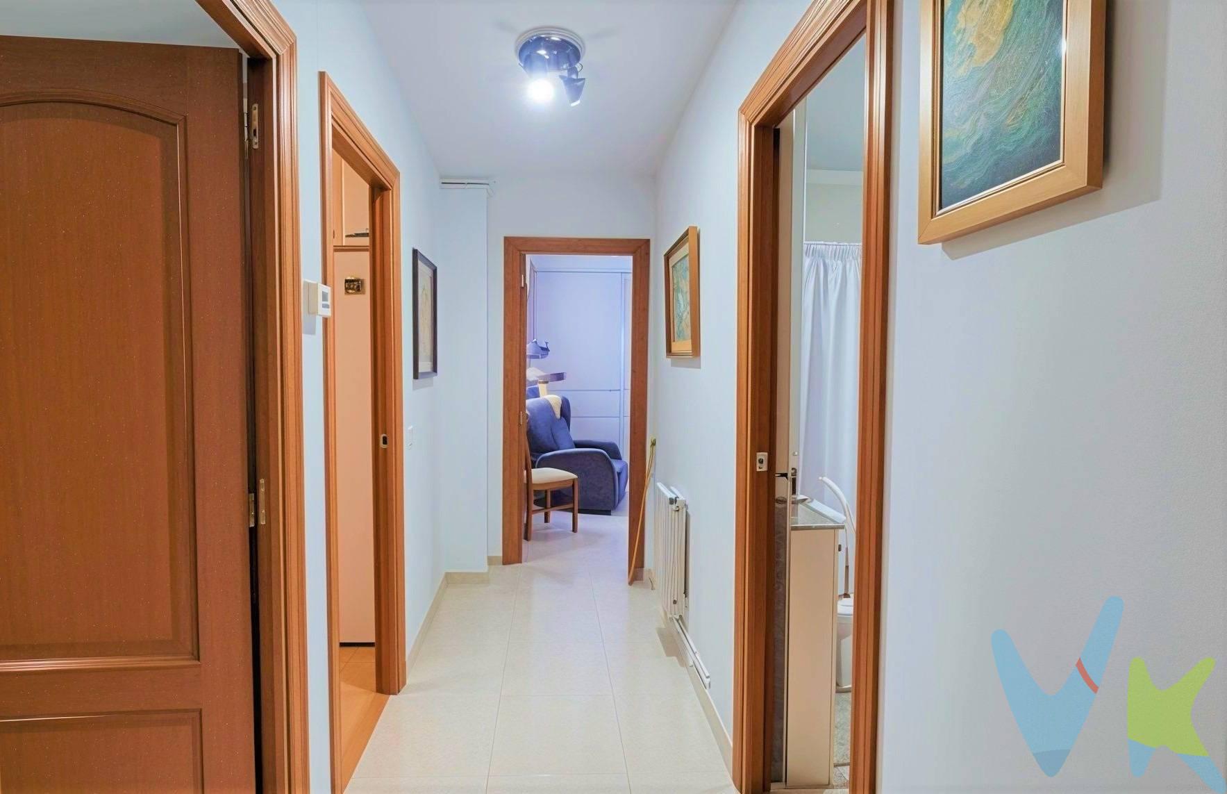 AMPLITUD Y PRACTICIDAD EN SANT BERNAT CALBÓ. Les ofrecemos, en exclusiva, esta vivienda de 100 m² que destaca por su generosa superficie y una distribución muy funcional, ideal para disfrutar de un hogar preparado para entrar a vivir. La vivienda se sitúa en un edificio muy bien cuidado, con una comunidad de vecinos excelente, y cuenta con la siguiente distribución y equipamiento:. - Salón luminoso con acceso a un balcón actualmente cerrado con correderas, fácilmente convertible en espacio abierto. - Tres espaciosos dormitorios, todos ellos equipados con armarios de gran capacidad, disponiendo de mucho espacio de almacenaje. - Baño completo con ducha. - Cocina práctica con salida a una galería habilitada como zona de lavandería. - Calefacción de gas natural con elementos en todas las estancias. - Suelos de gres. - Carpintería exterior de aluminio. Por si fuera poco, el inmueble se ubica en  una zona con todos los servicios y que, además, conecta con las salidas de la ciudad.. Un piso pensado para quienes buscan amplitud y confort. No lo duden y contáctennos para realizar una visita, les atenderemos encantados. VIVIENDA VPO. 
