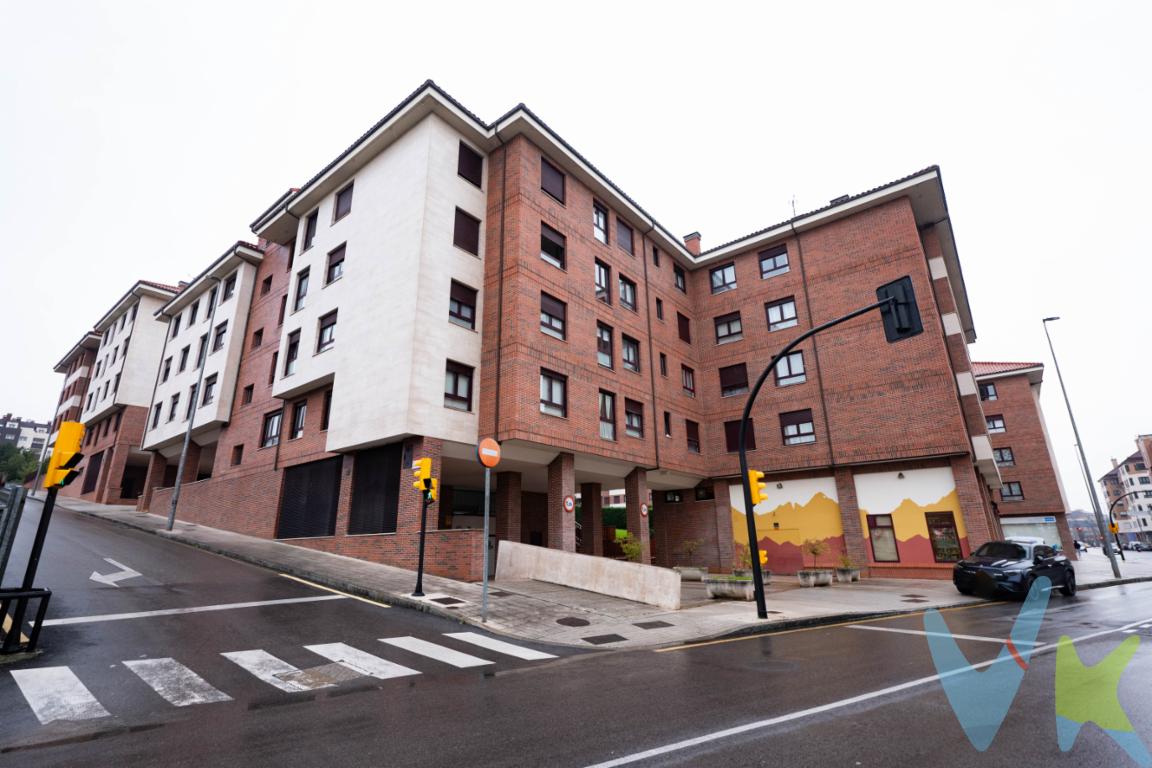 Si estás en búsqueda de una residencia ideal en Gijón, esta es una excelente oportunidad que no querrás dejar pasar. Este magnífico piso en la cotizada zona de Viesques combina confort, modernidad y una ubicación inmejorable. Con un diseño inteligente y una disposición equilibrada en sus 66.7 metros útiles, este piso proporciona la atmósfera perfecta para crear tu hogar soñado.Ubicado en la tercera planta de un edificio de estilo contemporáneo, construido en 2008, este piso ofrece comodidad con ascensor directo desde el garaje, facilitando tu día a día. La propiedad cuenta con un total de 88 metros construidos, lo que asegura amplitud y confort en cada uno de sus espacios.Al entrar, te recibe un luminoso salón que invita a disfrutar de momentos de relajación y reuniones. Las dos habitaciones, cuidadosamente diseñadas, ofrecen espacios acogedores y tranquilos, ideales para el descanso. La cocina equipada es el espacio perfecto para desplegar tus dotes culinarias y compartir con tus seres queridos. Asimismo, el baño, moderno y funcional, completa este entorno pensado para el bienestar.Además de todas estas comodidades, el piso incluye un valioso espacio de almacenamiento con un trastero que resulta muy práctico para guardar pertenencias adicionales. No menos importante, dispone de una plaza de garaje que constituye un gran añadido, especialmente en una zona tan demandada como Viesques.Este vecindario de referencia en Gijón es conocido por su tranquilidad y calidad de vida. La zona cuenta con todas las ventajas de servicios cercanos, desde supermercados y tiendas hasta restaurantes y centros deportivos. Es un lugar dinamizado por las excelentes conexiones de transporte público, con paradas de autobús cercanas. Esta infraestructura facilita una movilidad sencilla tanto hacia el centro de la ciudad como a otros destinos.La presencia de espacios verdes y áreas recreativas en las inmediaciones corona este entorno privilegiado, ideal para disfrutar de una vida activa y saludable. La combinación de tranquilidad residencial y acceso a todo tipo de servicios convierte a Viesques en una de las zonas más solicitadas de Gijón.Si deseas un hogar donde el confort y la comodidad sean protagonistas, este piso representa una oportunidad única. El ambiente de comunidad vecinal es otro de sus atractivos, favoreciendo un entorno seguro y amable para todos sus residentes.No pierdas la oportunidad de conocer por ti mismo todo lo que este inmueble tiene para ofrecer. Te invitamos a visitar esta magnífica propiedad y comprobar por qué es la opción perfecta para convertirse en tu nuevo hogar. Con una ubicación privilegiada, unos acabados de calidad y las ventajas que esta propiedad ofrece, no cabe duda de que cumplirá con tus expectativas.Contáctanos para concertar una visita y comienza a imaginar tu nueva vida en este encantador piso en Viesques, la opción ideal para quienes buscan calidad de vida y confort.En el precio de venta publicado no está incluido el impuesto de transmisiones patrimoniales ni los gastos de notaria y registro.