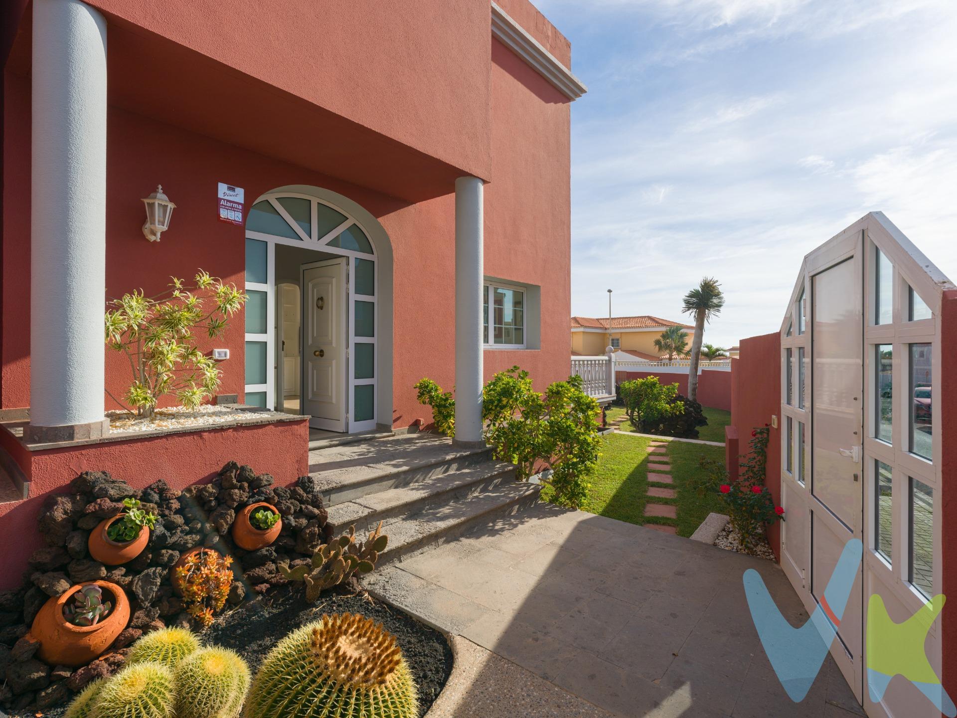 En La Garita, zona costera del municipio de Telde, se encuentra este chalet independiente construido sobre una parcela de 791 m², una propiedad exclusiva que destaca por su privacidad, amplitud y luminosidad, además del excelente clima cálido de la costa de Telde durante todo el año. Con 379 m² construidos, este chalet se distribuye en tres plantas comunicadas por una elegante escalera abierta a un lucernario acristalado, que aporta una sensación de amplitud y luz natural constante. En la primera planta se encuentra la entrada principal, con un recibidor y aseo de cortesía, dos salones situados en los extremos opuestos de la planta, cocina con zona de almacenamiento independiente y baño. El salón del ala derecha, luminoso y acogedor, cuenta con salida directa a la terraza y una balaustrada que se asoma al jardín. El salón del ala izquierda, concebido como salón-comedor, dispone de un gran ventanal que inunda la estancia de luz natural. En la misma planta, la cocina independiente, amplia y luminosa, está completamente equipada y comunica con un pasillo que lleva a la despensa, lavadero y baño. En esta zona, hay un patio con techo acristalado aportando claridad y calidez al conjunto de la casa. La planta superior está destinada a la zona de descanso y cuenta con tres dormitorios, todos con baño en suite:. El dormitorio principal, muy amplio, dispone de vestidor, bañera, suelo de madera y ventanal con vistas al mar. Dos dormitorios dobles, ambos con baño completo en suite y, uno de ellos con terraza, que se accede desde el cuarto de baño. El distribuido amplio, abierto al lucernario acristalado, baña de luz la planta superior, alberga una sala de estar y lectura. En la planta semisótano se encuentra el garaje cerrado para dos vehículos y un espacio multiusos y además un amplio cuarto trastero. El jardín rodea toda la vivienda y cuenta con una zona de invernadero donde crecen helechos y plantas tropicales, además de una piscina privada con solárium y barbacoa y un baño completo exterior. Su diseño perimetral asegura una gran privacidad y un entorno tranquilo, ideal para disfrutar del exterior durante todo el año. Situada en La Garita, en la costa del municipio de Telde, una de las zonas residenciales más demandadas por su tranquilidad, entorno familiar y clima privilegiado. A escasos metros de la playa y con todos los servicios: supermercados, colegios, centros médicos, zonas deportivas, centros comerciales y acceso directo a la autopista GC-1. Un enclave ideal para quienes buscan calidad de vida en una zona costera con el mejor clima. . Precio de Venta al Público (PVP) – No incluye gastos. Impuestos y demás gastos legalmente correspondan al comprador. Inmueble sujeto a ITP del 6,5% con carácter general; existen excepciones según normativa aplicable. Base imponible el mayor valor entre: 1) precio de venta: 2) tasación; 3) valor referencia catastral. Gastos Notaria y Registro entre 0,3% - 0,8% aprox. según aranceles. Financiación: gastos de hipoteca, tasación y gastos bancarios a cargo del comprador y según su necesidad y elección.  Honorarios inmobiliaria a cargo del vendedor.  Operación y condiciones de compraventa sujeta a aceptación expresa del vendedor. Para acceder a información y documentación legalmente exigible por el consumidor puede contactarnos. Anuncio sujeto a errores, cambios de precio, omisión y/o retirada del mercado sin aviso previo.