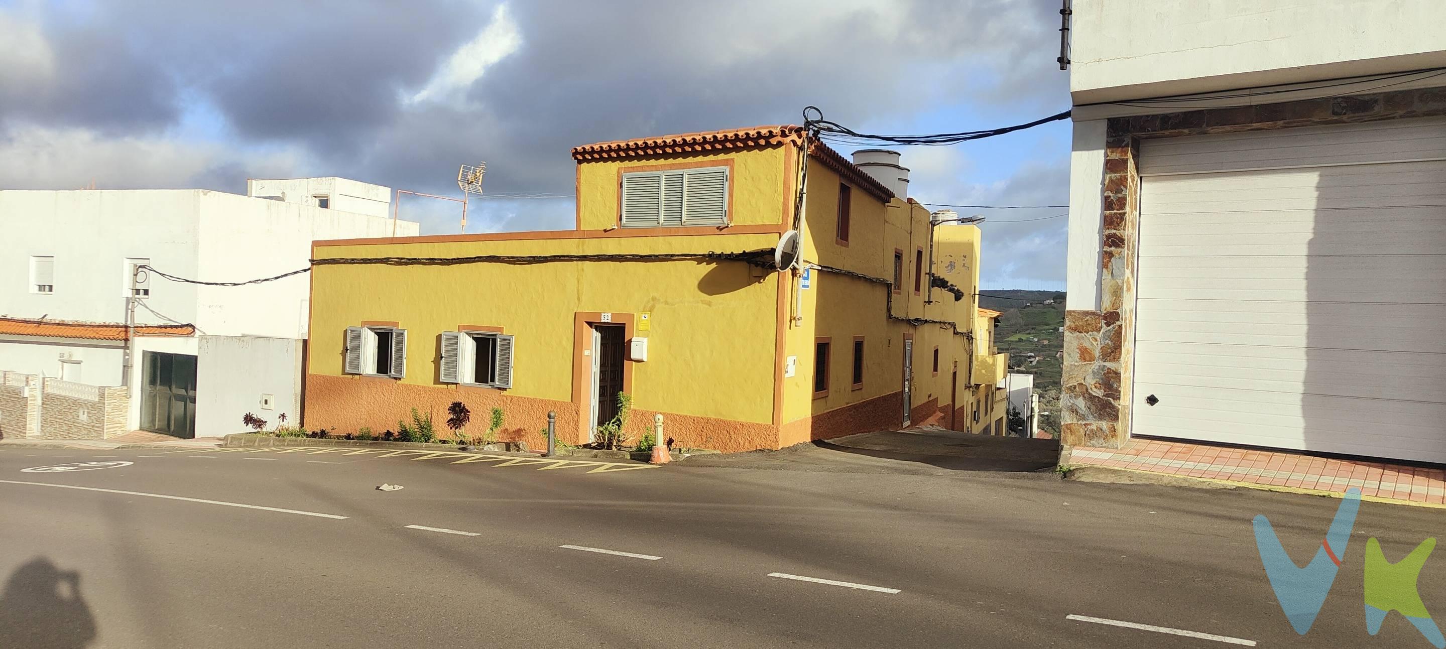 DISPONIBLE EN VENTA. CASA  en la Aveinda de La Cruz, con grandes posibilidades de convertir en 2 ó 3 viviendas, ya que tiene varias entradas. La vivienda es independiente, hace esquina y da a dos calles, lo que permite, en inversión, convertir en varias viviendas para alqular, o tener espacios traseroas para otros usos. Cuenta con 6 dormitorios, salón grande en la principal, azotea transitable, con varias estancias. En la trasera, tiene entrada para una segunda vivienda, con patio, dormitorios, baño y cocina independiente, que también tiene su acceso a la azotea. . DATOS: . 6 habitaciones dobles, 2 baños, cocina sólo muebles, carpintería interior de madera, orientación sureste, carpintería exterior de aluminio. Extras: acceso pmr, agua, apartamento separado, despensa, esquina, luminoso, mirador, patio, terraza, autobuses, céntrico, centros médicos, colegios, parques, supermercados, vistas al mar, vistas despejadas, zona de paso, zonas infantiles. En el precio de venta no están incluidos los gastos propios de la compraventa. 