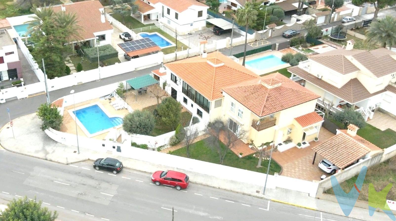 🏡🏡 Doble Villa en Benicasim a Minutos de la Playa – Ideal para Familias, Inversores o Proyecto Turístico. ¿Y si pudieras tener dos villas independientes en una ubicación privilegiada, con jardín, piscina, terrazas y múltiples opciones de uso o inversión?. ¡Ahora es posible en Benicasim, en esta oportunidad única de adquirir dos propiedades contiguas, con 976 m² de parcela combinada y todo el encanto mediterráneo!. 🔝 Ventajas clave de esta compra conjunta. ✅ Dos villas independientes con acceso propio, pero conectables. ✅ Piscina privada en una de las villas, perfecta para uso compartido. ✅ Gran versatilidad de uso: vivienda principal + casa de invitados, alojamiento turístico, coliving, centro de bienestar, etc. ✅ Un total de 7 dormitorios, 5 baños y 1 aseo. ✅ Dos plantas entre ambas propiedades, con terrazas, jardines y barbacoas. ✅ Licencia turística en las dos villas – rentabilidad inmediata. ✅ Ambas en excelente estado: una reformada con estilo actual, otra con encanto mediterráneo tradicional y lista para entrar a vivir. 🧱 Detalles técnicos combinados:. Superficie total construida: +390 m². Parcelas unidas: 976 m². Piscina, barbacoa, chimeneas, galería, aire acondicionado, armarios empotrados y zonas ajardinadas privadas. Espacio para varios vehículos, con garajes y puertas automáticas. 🌴 Ubicación perfecta en Benicasim – Playa, naturaleza y servicios a tu alcance. A solo minutos caminando del mar y con un entorno residencial tranquilo. Perfecta para vivir todo el año o explotar como alojamiento turístico de alto nivel. 💡 Alternativas comerciales posibles:. Inversión para alquiler turístico de lujo. Proyecto de coliving o coworking con alojamiento. Vivienda + casa independiente para familiares mayores o hijos adultos. Proyecto wellness o clínica boutique con alojamiento privado. Adquisición familiar compartida: dos generaciones en viviendas contiguas. 💰 Precio conjunto: 1.396.000 €. (Podría estudiarse negociación conjunta). Este inmueble es en exclusiva, con lo que le facilitamos cualquier información sobre la vivienda. Por este motivo, solicitamos no molesten al propietario, ocupantes de la propiedad, vecinos o conserje de la comunidad. En todos los casos los precios expuestos son más impuestos y gastos derivados de la transmisión del inmueble. 