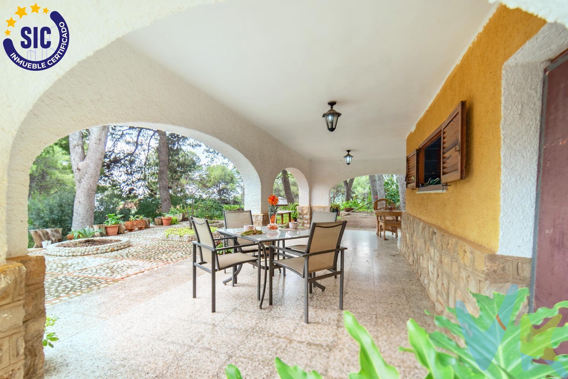 Descubre esta espectacular villa semireformada ubicada en la encantadora zona de Montornés - Las Palmas - El Refugio, donde el confort y la naturaleza se encuentran al unísono. Con una superficie construida de 524 m² sobre un amplio terreno de 1603 m² 🌳, esta propiedad cuenta con seis habitaciones amplias, ideales para disfrutar con familia o amigos. Disfruta del confort que ofrecen sus cuatro baños 🚽🛁 y relájate junto a la chimenea decorativa hecha a mano en su acogedor salón 🔥.   . La joya exterior es, sin duda, su impresionante piscina rodeada por 2 elegantes pérgolas 🍹☀️; perfectas para esos días soleados, donde podrás disfrutar de un buen café mientras disfrutas de las vistas espectaculares que tiene la zona. Además, podrás deleitarte cocinando al aire libre gracias a tu propia caseta barbacoa 🍖😋 mientras tus invitados juegan al frontón 🎾 (también adaptable como pista de pádel). . En dos plantas bien distribuidas encontrarás todas las comodidades necesarias junto con una gran terraza desde donde admirar vistas inigualables hacia el bello paraje natural circundante 😍✨. Esta vivienda no solo ofrece espacio sino también bienestar en cada rincón ¡No te pierdas esta oportunidad única! 💫. Es el momento que estabas esperando, para cambiar de hogar y disfrutar del relax que ofrece el entorno.