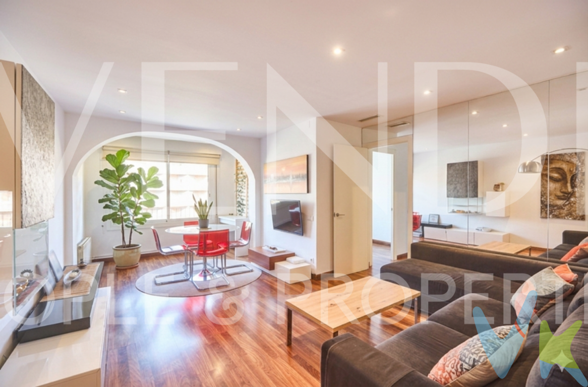 Luz, Altura y Confort junto a Gràcia: Espectacular 6º piso reformado en El Baix GuinardóUbicado en una localización estratégica del distrito de Horta-Guinardó, a tan solo un paso del emblemático barrio de Gràcia, se encuentra este magnífico piso que destaca por su altura, su impecable estado y una entrada de luz natural envidiable durante todo el día. La vivienda se sitúa en la sexta planta real de una finca de 1967 muy bien conservada y con ascensor, ofreciendo un refugio de tranquilidad y confort con la ventaja de disfrutar de toda la oferta cultural y de ocio de Gràcia a escasos minutos a pie.La finca tiene la ITE pasada con el certificado de aptitud vigente.Al cruzar el umbral, nos recibe un hogar cómodo y funcional distribuido en 102 m² privativos según Catastro. El verdadero corazón de la casa es su salón-comedor: un espacio amplio, luminoso y acogedor, perfecto tanto para la vida familiar cotidiana como para recibir invitados en un entorno despejado. La zona de descanso se compone de tres habitaciones; dos de ellas son dobles y de dimensiones generosas, ideales para dormitorios principales, mientras que la tercera pieza ofrece la versatilidad necesaria para convertirse en un despacho luminoso o una habitación individual.La propiedad ha sido reformada con gusto y equipada para garantizar el máximo bienestar. Cuenta con suelos de parquet que aportan calidez, ventanas de aluminio que mejoran el aislamiento, calefacción, aire acondicionado y videoportero. Su ubicación es inmejorable, disfrutando de la calma de El Baix Guinardó y la proximidad a Gràcia, rodeada de comercios de proximidad, centros de salud, colegios y agradables zonas verdes, todo ello con una conexión excelente mediante transporte público (metro y autobús) con el resto de la ciudad.Es la opción ideal para familias que buscan amplitud, luz y una ubicación privilegiada lista para entrar a vivir. El precio de venta no incluye los gastos derivados de la compraventa (notaría, registro e impuestos), ni los honorarios de intermediación inmobiliaria, los cuales corresponden al 2% del precio de venta más IVA a cargo de la parte compradora.