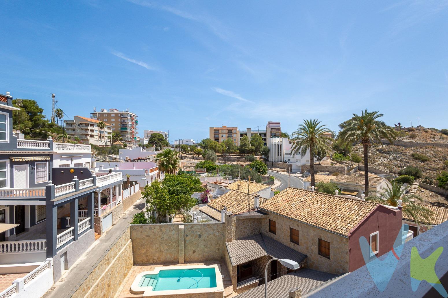 Ven a descubrir este excelente apartamento en la zona del Faro de Cullera, ideal para disfrutar del verano junto al mar. A solo 3 minutos de la playa y cercano a la montaña, es perfecto para quienes aman la naturaleza y el senderismo. El apartamento cuenta con 3 habitaciones (2 de ellas interiores) con armarios empotrados y 2 baños completos, uno de ellos en suite. La cocina está totalmente equipada con todos los electrodomésticos necesarios. El amplio salón, con aire acondicionado y muy luminoso, se abre a un balcón. ¡Listo para entrar a vivir de inmediato!. El entorno ofrece todos los servicios necesarios: supermercados, tiendas, restaurantes, cafeterías, farmacias y un centro de salud. Además, tiene fácil acceso al transporte público. No esperes más, ¡ven a visitarlo y disfruta del mar este verano!. La descripción del presente inmueble e imágenes tienen mero carácter informativo y en ningún caso carácter contractual, pudiendo ser modificados por la inmobiliaria comercializadora sin que ello implique responsabilidad alguna frente a terceros. En el precio de venta a público, esta propiedad NO incluye los gastos de adquisición (Notario, registro, gestión, honorarios, etc…).