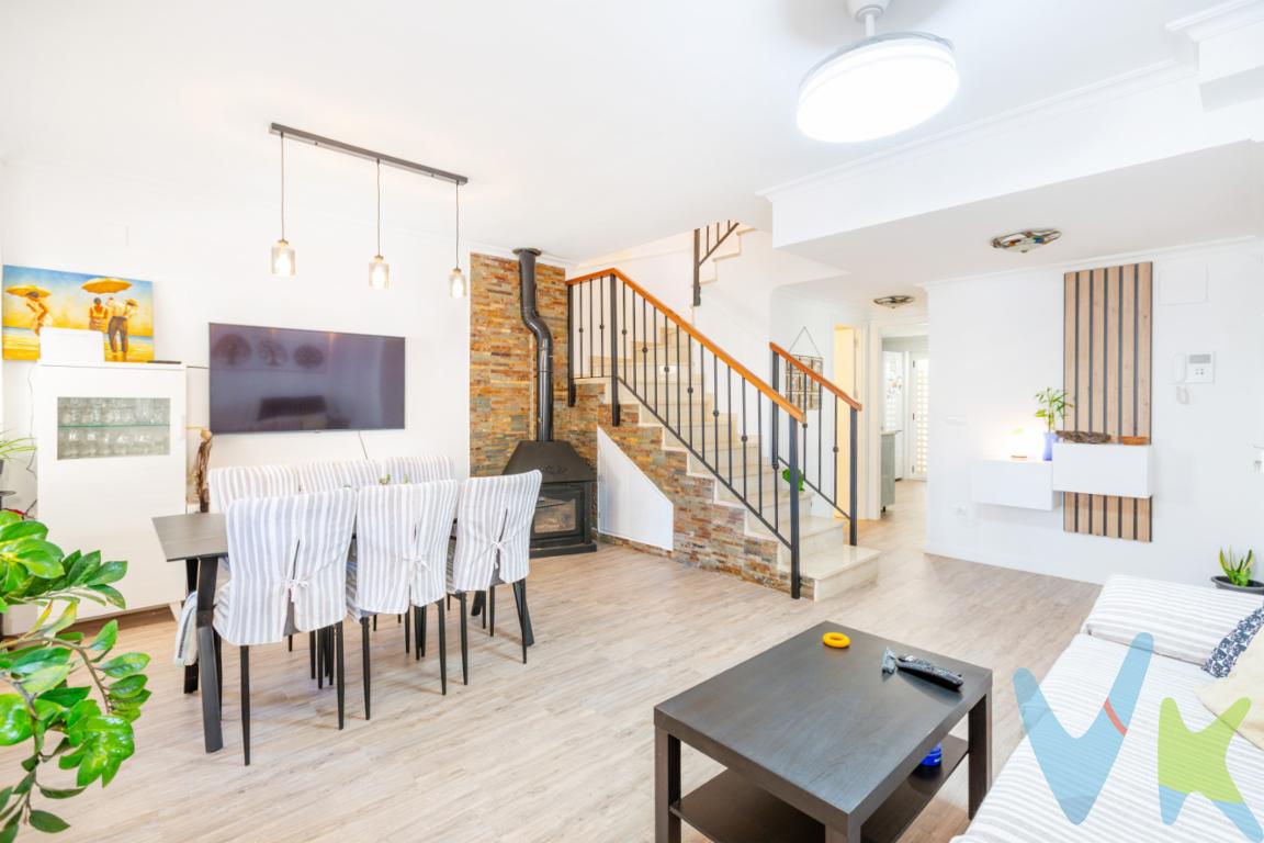  ¡Bienvenido a la oportunidad de adquirir la casa de sus sueños en la exclusiva zona de Calicanto! Esta magnífica propiedad independiente, construida en 2005, ofrece una combinación única de confort, estilo y ubicación inmejorable. Con un total de 150 metros cuadrados construidos y 95 metros cuadrados de espacio útil, esta residencia de cuatro habitaciones es la elección perfecta para familias que buscan espacio y calidad de vida.Al ingresar a la propiedad, se encontrará con un amplio salón que invita a la relajación y al disfrute familiar. Las grandes ventanas permiten la entrada de luz natural, acentuando la sensación de amplitud y luminosidad en el interior. Cada una de las cuatro habitaciones ha sido diseñada prestando atención a los detalles, garantizando un espacio personal cómodo y acogedor para cada miembro de la familia.La cocina completamente equipada es ideal para quienes disfrutan de la culinaria. Con su distribución práctica y moderna, cocinar será un placer diario. Asimismo, la propiedad cuenta con un amplio garaje, brindando la tranquilidad de disponer de espacio seguro para su vehículo, mientras que el trastero anexo proporciona un almacenamiento adicional esencial para mantener el orden en el hogar.El exterior de la casa es igualmente impresionante. Dispone de una hermosa zona ajardinada, perfecta para los momentos de ocio al aire libre, ya sea leyendo un libro, organizando una barbacoa o simplemente disfrutando de la naturaleza. Además, la propiedad cuenta con una piscina privada, que será el lugar ideal para refrescarse durante los cálidos días de verano y para proporcionar horas de diversión a toda la familia.La vivienda también ofrece acceso a servicios esenciales, como alcantarillado, y está estratégicamente ubicada cerca de una parada de autobús. Esta ventaja facilita la conexión con el resto de la ciudad, haciendo de esta casa no solo un espacio idóneo para vivir, sino también un lugar práctico para moverse por la región.El diseño y la construcción de calidad se reflejan en cada rincón de esta residencia, haciéndola una inversión sólida y atemporal. La atención al detalle y los acabados modernos confieren un toque de elegancia que distingue a esta propiedad de cualquier otra en el mercado.Considerando su ubicación privilegiada, es una oportunidad excepcional que no puede dejar pasar. La posibilidad de disfrutar de un estilo de vida relajado y sofisticado en Calicanto está al alcance de su mano. Viva la experiencia de habitar en un entorno donde la tranquilidad y la comodidad son protagonistas.Le invitamos a visitar esta impresionante casa y descubrir en persona todo lo que tiene para ofrecer. No pierda la ocasión de establecer su residencia en un lugar donde el bienestar de su familia es la prioridad. Contáctenos para agendar una visita y dejarse seducir por esta excepcional propiedad. Transforme su sueño en realidad y disfrute de lo mejor de la vida en Calicanto. 