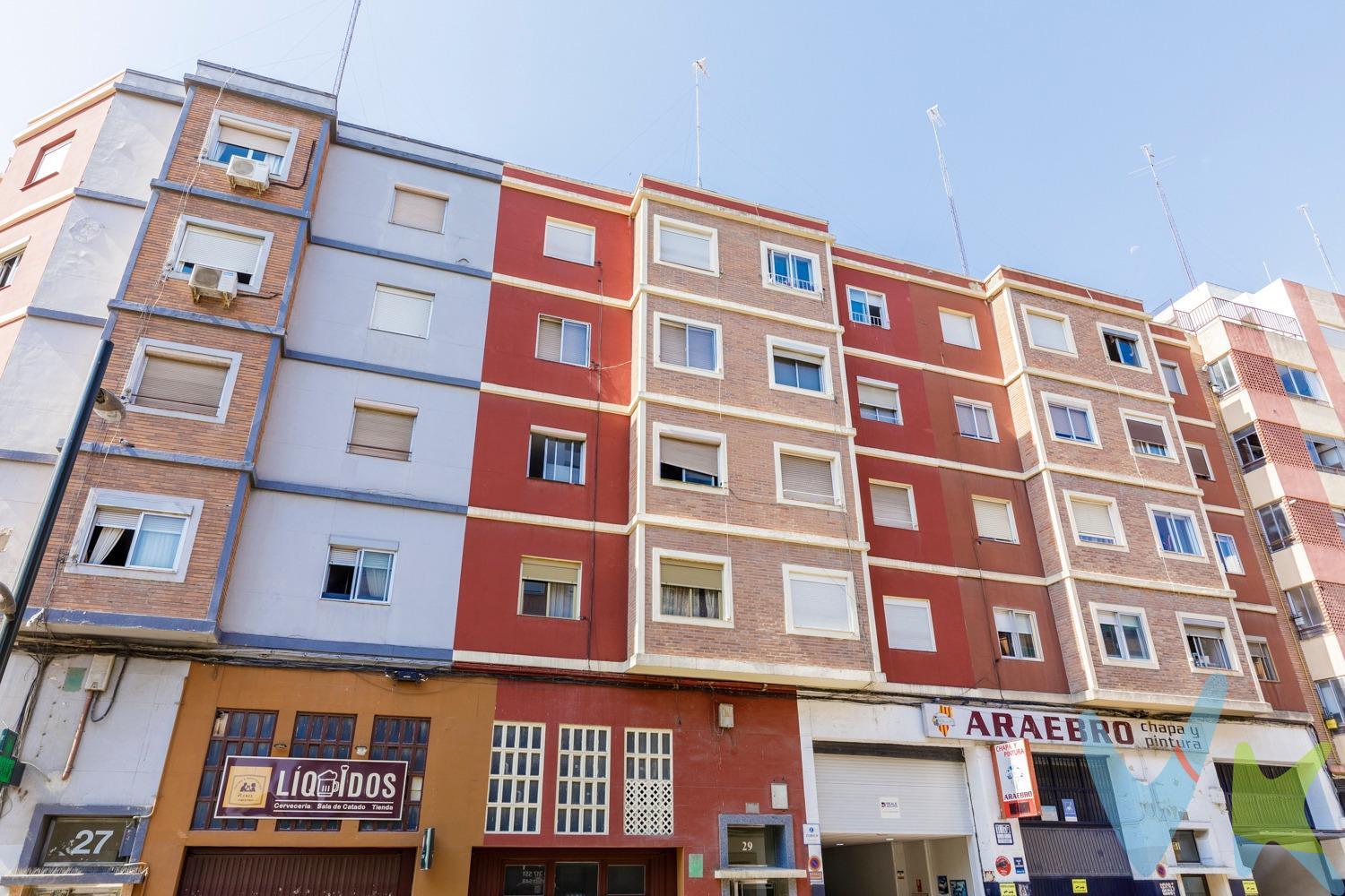 Se vende vivienda en calle Santa Orosia, situada en planta alta, muy luminosa y con agradables vistas despejadas. La vivienda cuenta con una distribución práctica y funcional, compuesta por salón, cocina independiente equipada, 2 dormitorios y 1 baño con plato de ducha. Se trata de un piso acogedor, bien aprovechado y con buena entrada de luz natural en las estancias principales. Dispone de calefacción individual de gas, agua caliente individual y aire acondicionado tipo split, aportando mayor confort durante todo el año. Además, se vende amueblado, lo que facilita su puesta en uso desde el primer momento. Una vivienda interesante para quienes buscan un piso luminoso, bien situado y listo para entrar a vivir o destinar a inversión. Una buena oportunidad en una zona consolidada de Zaragoza, con servicios, comercios y transporte próximos. **Gastos e impuestos no incluidos. A título orientativo, en segundas transmisiones, el comprador abonará: Impuesto sobre Transmisiones Patrimoniales (ITP), tipo general en Aragón al 8% (*). Base de cálculo: mayor valor entre precio de compraventa o valor de referencia catastral. Gastos de Notaría y Registro: Aranceles variables según precio, número de copias y complejidad; cálculo según tarifas normativas. Si se precisa hipoteca: Tasación, condiciones y costes bancarios según entidad elegida por el comprador; así como gastos de gestoría y cualesquiera otros inherentes a la compraventa. No se incluyen otros gastos o tributos que puedan por Ley corresponder al comprador. Operación sujeta a doble mediación. Existen honorarios a cargo del comprador, salvo pacto en contrario, no incluidos en PVP. El consumidor conforme a la normativa vigente podrá solicitar información y documentación adicional relativa al inmueble, sus características, condiciones de la operación y del servicio de mediación en la oficina y/o a través de nuestro teléfono de contacto o mail. La agencia actúa exclusivamente como intermediaria en la compraventa, cuyas condiciones, en todo caso, estarán sujetas a la aceptación expresa del vendedor del inmueble y posterior formalización del contrato. La información suministrada se corresponde con la disponible a la fecha de publicación, pudiendo variar en función de las circunstancias o actualizaciones legales, contractuales y fiscales. Anuncio de carácter meramente informativo. Para una información exhaustiva sobre el funcionamiento, tipos impositivos y bonificaciones del ITP en Aragón, puede consultar el portal oficial de la Agencia Tributaria Autonómica. Tarifas notariales y registrales reguladas en el Anexo I del Real Decreto 1426/1989 y Anexo I del Real Decreto 1427/1989, respectivamente. Anuncio no vinculante, puede contener errores**. 