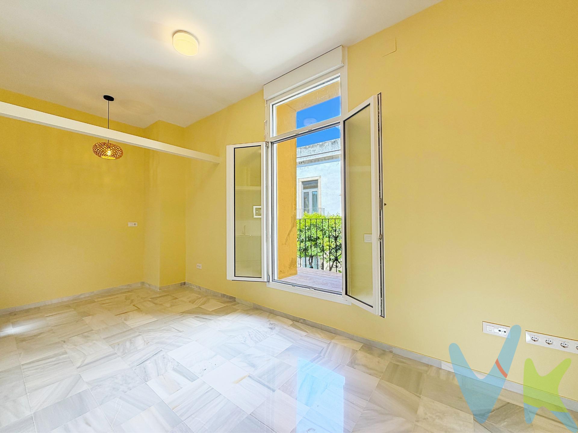 Le ofrecemos este magnífico apartamento de un dormitorio de buen tamaño con armario empotrado vestido a medida y completamente reformado con las mejores calidades y situado en un edificio tranquilo y seguro de una de las mejores zonas de la ciudad. La vivienda compuesta de amplio salón dispone de cocina panelada en galería ya equipada para estrenar. Éste salón cuenta con metros suficientes y ya cuenta con el espacio para un discreto segundo dormitorio adicional cuando se desee recibir invitados, incluyendo su propio armario empotrado. La encantadora y luminosa sala de estar multiusos le ofrece la posibilidad de crear tantos ambientes como dé su imaginación y se abre además a la calle a través de un balcón con ventana PVC Kommerling con rotura de puente térmico y persiana eléctrica y es lo suficientemente espacioso como para disponer una pequeña y encantadora terraza repleta de vegetación y relax del que disfrutar en multitud de momentos en la vida de sus moradores. El baño les encantará por las calidades y rincones pensados para el almacenamiento. No queda ahí la vivienda. Esta propiedad ofrece un espacio adicional de 30 m2 reformado igualmente. Con luz y agua, en la terraza del edificio, dispondremos de un increíble espacio adicional para destinar a gimnasio, trastero, despacho, habitación de hobbies.. No te lo esperas y de repente multiplicas los metros de la vivienda. Lo tiene todo!!!. Por mandato expreso del propietario, comercializamos este inmueble en EXCLUSIVA, lo que le garantiza el acceso a toda la información, a un servicio de calidad, un trato fácil, sencillo y sin interferencias de terceros. Por este motivo, se ruega no molestar al propietario, a los ocupantes de la propiedad o a los vecinos. Muchas gracias por su comprensión. En cumplimiento de las obligaciones de información previstas Disp. final 3ª de la Ley 10/2025, de servicios de atención a la clientela y transparencia, así como en la normativa sectorial vigente, y RD 218/2005 de Inf. de la J.A., el precio indicado no incluye los gastos e impuestos inherentes, los cuales se desglosan estimados o con posibilidad de calcularlos a continuación. -	Impuestos: Operación sujeta a ITP, cuyo tipo general es del 7% respecto al precio de venta, pero que en casos especiales se puede ver reducido al 6% o 3,5% en virtud de lo dispuesto en el Ley 5/2021 de Tributos Cedidos de la Co-munidad Autónoma de Andalucía. -	Los gastos aproximados de Notaría y Registro son entre 1.000€ y 2.000€, el importe exacto dependerá del precio final de la compraventa, número de copias de la escritura, número de páginas de la escritura, complejidad, en virtud de lo dispuesto en el Anexo I del Real Decreto 1426/1989, por el que se aprueba el arancel general de Notaría, y el Anexo I del Real Decreto 1427/1989, por el que se aprueba el arancel de los Registradores de la Propiedad. -	Gestoría, en su caso: Honorarios por tramitación administrativa, liquidación de impuestos e inscripción registral, ascienden de forma estimativa a 363€ aprox. (IVA incluido), depende de cada caso y su dificultad. -	Honorarios comprador (no incluidos): 3% + IVA sobre el precio, con un mínimo de 3.000€ + IVA. Se informan y aceptan por escrito (hoja de encargo/servicios) antes de la visita y de cualquier gestión vinculada a la compra. -	En caso de necesidad de financiación bancaria, los gastos deberán ser obtenidos de la entidad bancaria que vaya a financiar la operación. -	El consumidor tiene derecho, conforme a la normativa vigente, a disponer de información y documentación adicional relativa al inmueble y condiciones de la compraventa, accesible en la sede física de la agencia (Ctra. Sanlúcar 8A, 11500 El Puerto de Santa María.  La agencia efectúa una labor de intermediación y las condiciones finales de la compraventa quedan sujetas a la aceptación expresa de la parte vendedora y a la ulterior formalización del contrato. 