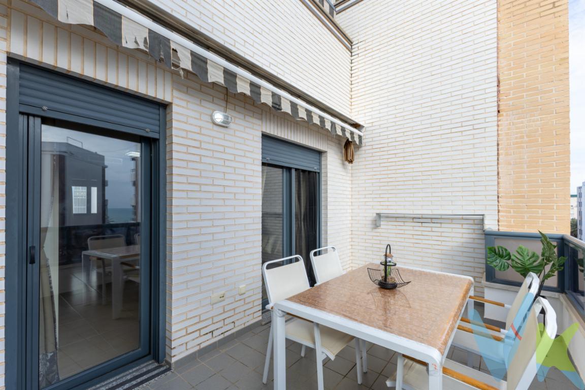 Piso con vistas al mar en Puerto de Sagunto con garaje y balcón grande.Vivienda de 98 m² en 5ª planta con ascensor, con 3 dormitorios y 2 baños, cocina independiente y un salón amplio con salida a un gran balcón de 11,56 m².Incluye plaza de garaje, está lista para entrar a vivir y cuenta con vistas al mar.Se vende vivienda en Puerto de Sagunto, ideal para quienes buscan una casa amplia, luminosa y cómoda, con una distribución muy funcional y el valor añadido de vivir en una planta alta, disfrutando de vistas despejadas y una excelente orientación.La vivienda destaca por su orientación Este/Oeste, lo que permite disfrutar de luz natural durante gran parte del día y una ventilación cruzada muy agradable.El salón-comedor es amplio y confortable, con espacio suficiente para crear zona de estar y comedor, perfecto para el día a día y para reuniones con familia o amigos.Desde aquí se accede al balcón, un espacio exterior muy generoso donde podrás colocar mesa y sillas, crear una zona de relax y aprovechar el buen clima de la zona.La cocina es independiente, práctica y funcional, con una distribución cómoda para cocinar y espacio de almacenaje.La vivienda dispone de tres dormitorios con buen tamaño, perfectos tanto para familia como para quienes necesitan una habitación extra para despacho o invitados.Además, cuenta con dos baños completos, aportando comodidad y funcionalidad en el uso diario.Entre sus calidades, destaca el suelo porcelánico, que aporta un acabado moderno, resistente y fácil de mantener.También dispone de aire acondicionado central por conductos, ofreciendo confort en toda la vivienda de forma uniforme.El piso se encuentra en muy buen estado, para entrar a vivir, sin necesidad de reformas.Como extra imprescindible, incluye plaza de garaje, aportando seguridad y evitando problemas de aparcamiento.Una vivienda completa, con balcón amplio, garaje, ascensor, buenas calidades, orientación ideal y vistas al mar, perfecta como vivienda habitual o como inversión en una de las zonas más demandadas de Puerto de Sagunto.Contacta con nosotros para más información o para concertar una visita.Calificación energética: E.REF: 4659.