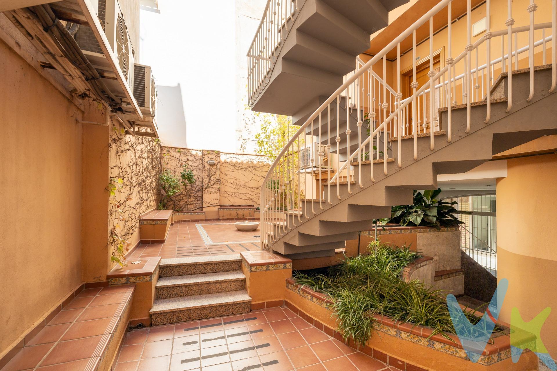 Ubicado en pleno corazón de Granada, junto a ´El Corte Inglés´, este encantador apartamento de un dormitorio es ideal para quienes buscan comodidad y estilo. Al entrar, te recibe un agradable salón con dos grandes ventanales que permiten aprovechar al máximo la luz natural, creando un ambiente acogedor y agradable. La cocina americana, moderna y funcional, se integra perfectamente en el espacio. El dormitorio, independiente y espacioso, cuenta también con dos amplios ventanales y un gran armario empotrado, ofreciendo tanto confort como almacenamiento. . El baño, elegantemente diseñado, dispone de una práctica ducha, perfecta para relajarte después de un largo día. Este piso ha sido reformado con atención al detalle, y cuenta con instalación de aire acondicionado frío-calor por conducto (solo a falta de la máquina) y calefacción por gas natural, garantizando un ambiente agradable durante todo el año. ¡No pierdas la oportunidad de vivir en este maravilloso apartamento en una de las mejores ubicaciones de Granada!. La vivienda se vende completamente amueblada. Ref. N298. * El PVP indicado no incluye impuestos, gastos de Escritura ni honorarios de agencia. * Las superficies expresadas en esta página tienen carácter descriptivo y son aproximadas. * Los precios pueden ser susceptibles de modificación sin previo aviso. * Muebles incluidos en el precio. 