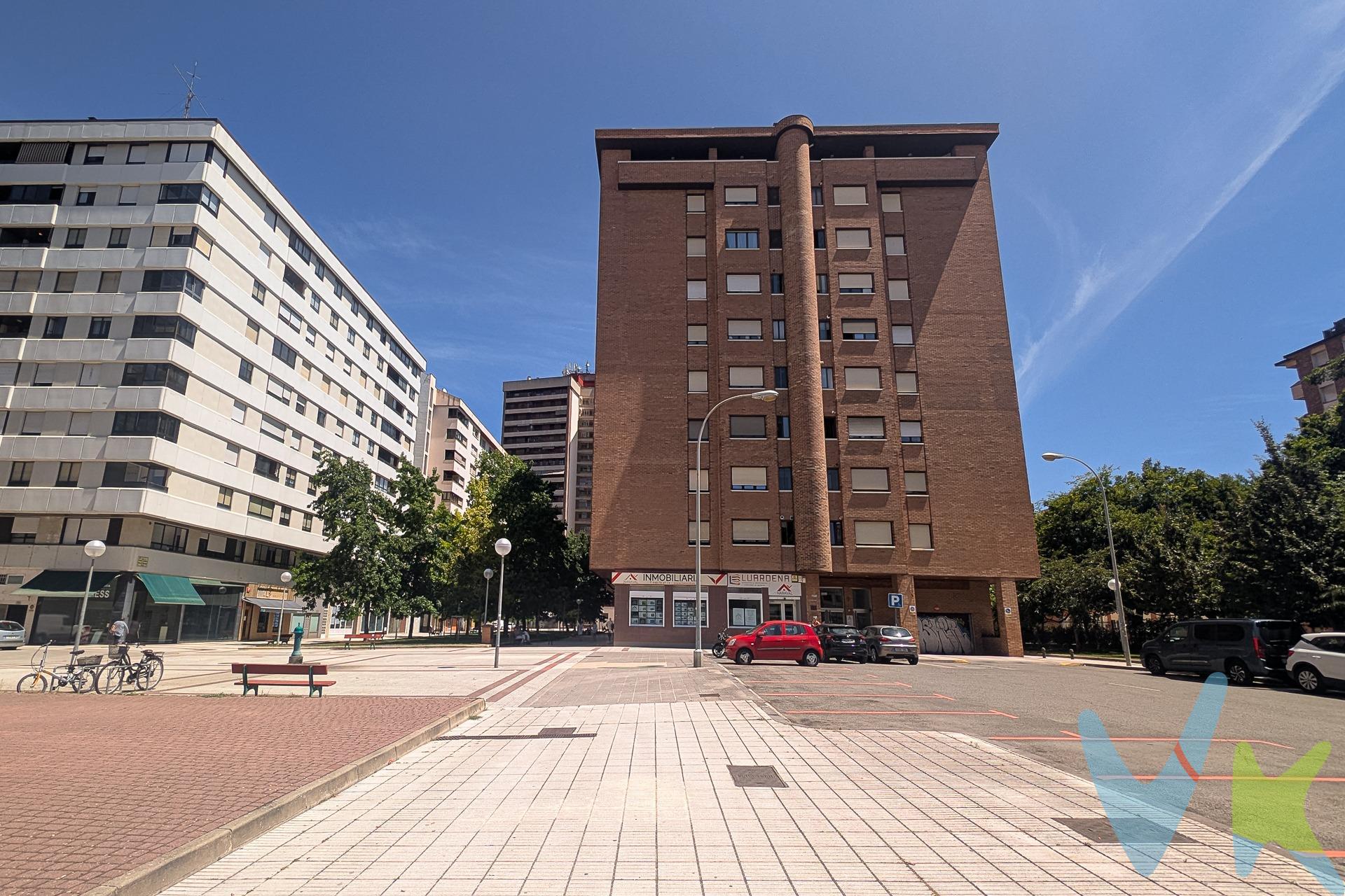 Descubre este magnífico piso exterior situado en la codiciada zona de Iturrama, Pamplona. Con una generosa cocina "de las de antes", que da infinitas posibilidades de distribución y uso. Esta vivienda cuenta con una superficie construida de 126.91 m² y útil de 90 m². Se encuentra muy bien distribuida y es una vivienda exterior a una plaza-paseo peatonal. Se encuentra en perfecto estado de conservación y se han realizado recientemente reformas de mejora con sustitución de carpinterías exteriores de aluminio climalit doble vidrio. Su orientación oeste garantiza luminosidad. Dispone de tres habitaciones dobles que ofrecen un amplio espacio personal y comodidad familiar. Además cuenta con un baño completo y aseo adicional recientemente reformados. La propiedad está ubicada en una tranquila zona peatonal (paseo junto a Torre Basoko), ideal tanto para familias como profesionales que buscan calidad de vida ya que se encuentra localizada en la mejor zona de Iturrama, entorno cercano a la Universidad de Navarra y zona Hospitalaria, pero al mismo tiempo a un paso del centro de la ciudad. Además incluye parking cómodo con fácil maniobra y acceso directo desde el ascensor del edficio. No desaproveche la oportunidad y acuda a conocer esta vivienda.