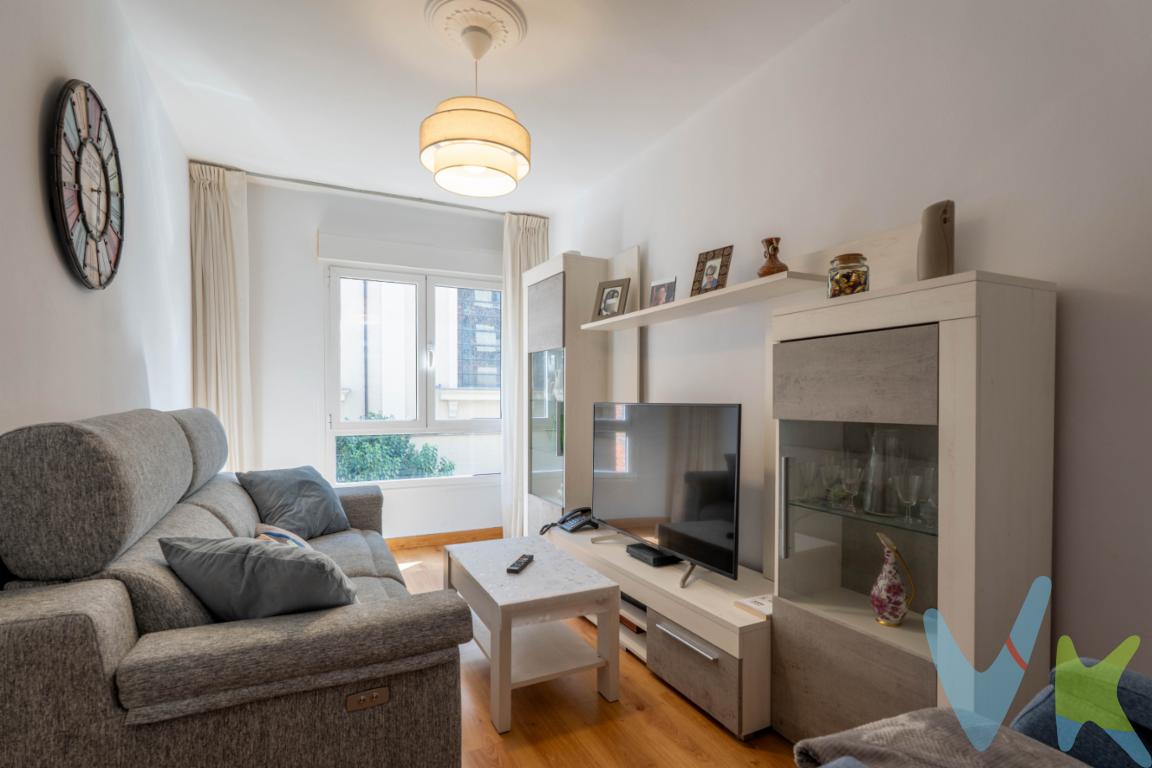 Excepcional vivienda totalmente reformada, situada frente al colegio los Jesuitas, de 3 habitaciones, cocina, salón y  baño. Con 2 huecos al exterior, salón y dormitorio, y los dos dormitorios  y la cocina al lateral de un patio de manzana,  lo que le proporciona mucha luminosidad y sol durante las horas centrales del día. Su excepcional estado compensa totalmente el hecho de que el edificio no disponga de ascensor. La cocina, presenta un impresionante aspecto, con muebles altos y bajos, encimera de silestone, y amplio espacio donde poder disfrutar tanto de la zona de trabajo como de la zona de comedor.  En una de las mejores ubicaciones que se puedan tener, cercanía con Colegios, Centro de salud, Centros Comerciales y a 4 minutos del paseo de  Begoña. Y si lo que te gusta es la playa, la tienes a menos de 10 minutos andando para disfrutarla. No puedes dejar de pasar la oportunidad de visitar esta propiedad, ideal para crear tu propio hogar o para inversión.  Llámanos, estaremos encantados de enseñártela. En el precio no está incluido el 8% de Impuestos de Transmisiones Patrimoniales, ni los gastos de Notaría y Registro.