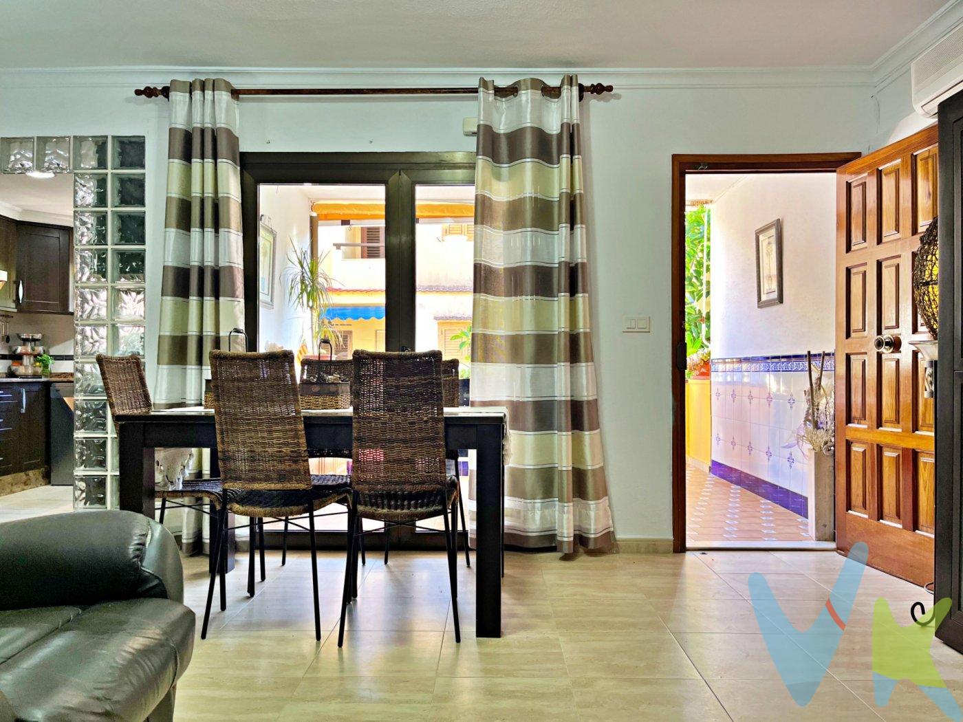 Adosado en venta en la Población de Tavernes de la Valldigna, vivienda unifamiliar a tan solo 50 metros de la playa, a 10 minutos a pie del lago Azul de Tavernes, y con servicios cercanos. La vivienda de 116 metros esta distribuida en 4 plantas, en la planta baja encontramos un garaje al que accedemos desde la planta baja del adosado o desde un acceso trasero comunitario, que ademas de tener capacidad para guardar tu vehículo, dispone de una practica cocina, un baño con ducha, trastero ademas de un espacio diáfano con múltiples usos en caso de no usarse como garaje, esto es muy útil pos si tenemos familiares con problemas de movilidad o con dificultades para subir escaleras. Desde el exterior, accedemos al la primera planta de vivienda, donde encontraremos el salón comedor, con chimenea, comedor y zona de ocio, un. aseo y una cocina totalmente equipada y reformada. En la segunda planta, encontramos 3 habitaciones, dos dobles y una simple, todas ellas con. ventiladores de techo y aire acondicionado. Por ultimo en la tercera planta, una amplia y espaciosa terraza nos aguarda. con muchas posibilidades, jardín, solarium, podemos hacer barbacoas, chill out..lo que imagines!!!. Una propiedad en un estado excelente que te ofrece la privacidad que no puedes tener en un apartamento, cerca de la playa, con capacidad para toda la familia y con muchas posibilidades de rentabilidad en verano!!.  ¿Quieres saber más? Solicita tu visita y ven a conocerla tu mismo!. La descripción del presente inmueble e imágenes tienen mero carácter informativo y en ningún caso carácter contractual, pudiendo ser modificados por la inmobiliaria comercializadora sin que ello implique responsabilidad alguna frente a terceros. En el precio de venta a público, esta propiedad NO incluye los gastos de adquisición (Notario, registro, gestión, honorarios, etc…). 