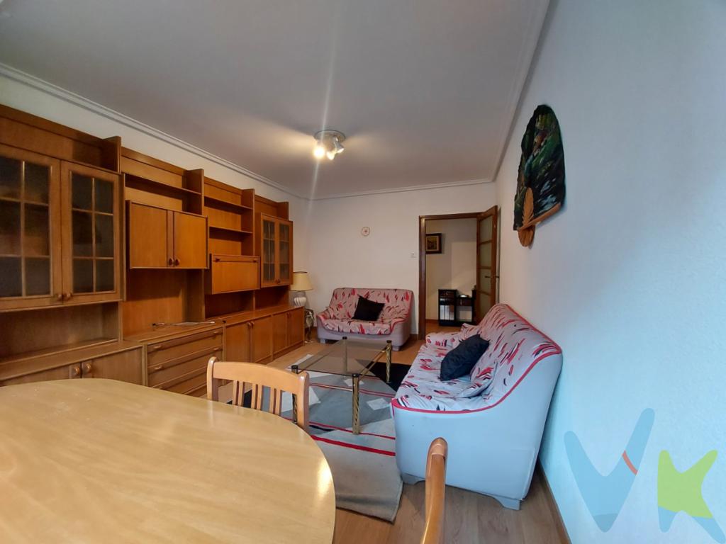 Piso de 4 dormitorios , Salón , Cocina  y  Baño  en   Edificio sin Ascensor   en el Centro de Logroño.Situado en la quinta planta del Edificio.La cercanía a las estaciones de tren y autobús facilita la movilidad.Con una superficie construida de 101.97 metros cuadrados, este piso ofrece un generoso espacio. 