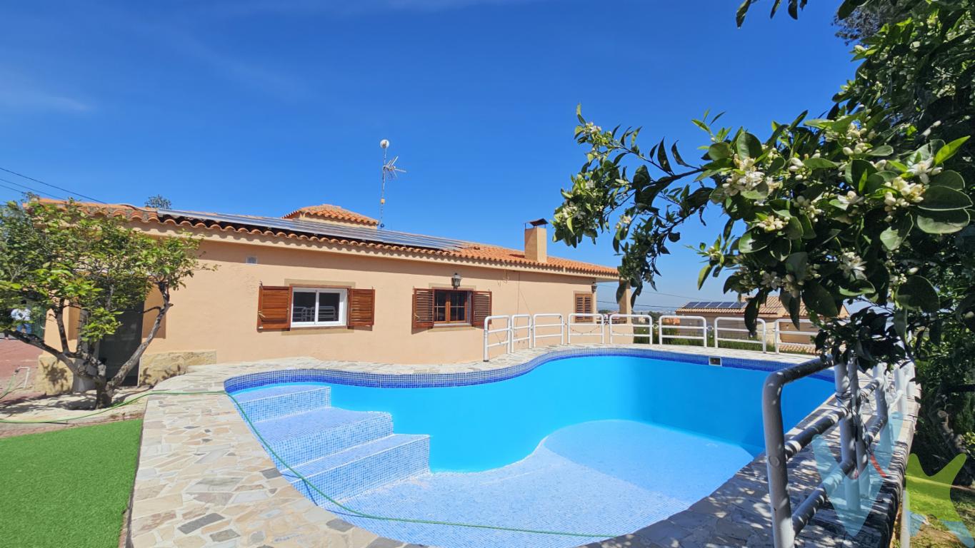 Presentamos una excepcional oportunidad de adquirir una amplia casa independiente ubicada en Chiva, un lugar que combina la tranquilidad de un entorno residencial con la comodidad de tener servicios cercanos. Esta magnífica vivienda, construida en 1985, ofrece una superficie útil de 198 metros cuadrados, complementada por un total de 227 metros cuadrados construidos. Esta casa no solo es un refugio acogedor, sino también una inversión que le proporcionará calidad de vida gracias a sus espacios y características.Al entrar en la propiedad, se percibe de inmediato la sensación de amplitud y luz que inunda cada rincón. Consta de cinco habitaciones bien distribuidas que ofrecen versatilidad para adaptarse a las necesidades de cualquier familia, permitiendo crear desde acogedoras habitaciones hasta prácticos despachos u oficinas. La generosa distribución garantiza que cada espacio pueda personalizarse según sus preferencias personales.El salón principal sirve como el corazón de la casa. Es un espacio realmente amplio, ideal para disfrutar de tardes en familia o entretenidas celebraciones con amigos. Totalmente amueblado y con electrodomésticos incluidos, la vivienda está lista para entrar a vivir desde el primer día. La cocina, equipada con todo lo necesario, hará que cocinar sea un verdadero placer.Además de sus increíbles características internas, la casa también dispone de un garaje privado que ofrece espacio más que suficiente para estacionar vehículos y almacenar objetos de manera segura. El práctico trastero adyacente es ideal para el almacenamiento de temporada o para herramientas de jardín, manteniendo su hogar organizado y sin desorden.El exterior de la vivienda no se queda atrás en cuanto a prestaciones. Encontrará una maravillosa zona ajardinada que brinda un entorno sereno y verde para relajarse o disfrutar de momentos al aire libre. La piscina es el lugar perfecto para refrescarse durante los cálidos días estivales, disfrutando de la máxima privacidad.En cuanto a accesibilidad, esta casa cuenta con una ubicación privilegiada. Está bien conectada por tren y autobús, lo que facilita el acceso a otras localidades y centros urbanos. Esto es particularmente beneficioso para quienes trabajan fuera de Chiva pero valoran la paz de un hogar alejado del bullicio de la ciudad. El sistema de alcantarillado está totalmente integrado, conforme a las normativas urbanas, lo que garantiza su tranquilidad.En resumen, esta propiedad no solo ofrece un sitio donde vivir, sino un espacio donde construir recuerdos. La combinación de características y ubicación la convierten en la elección perfecta tanto para una familia como para aquellos que buscan espacio adicional para sus actividades personales o profesionales. No deje pasar la oportunidad de visitar esta maravillosa casa. Contáctenos para concertar una visita y descubrir personalmente todo lo que esta excepcional propiedad tiene para ofrecerle. Su nuevo hogar en Chiva le está esperando.