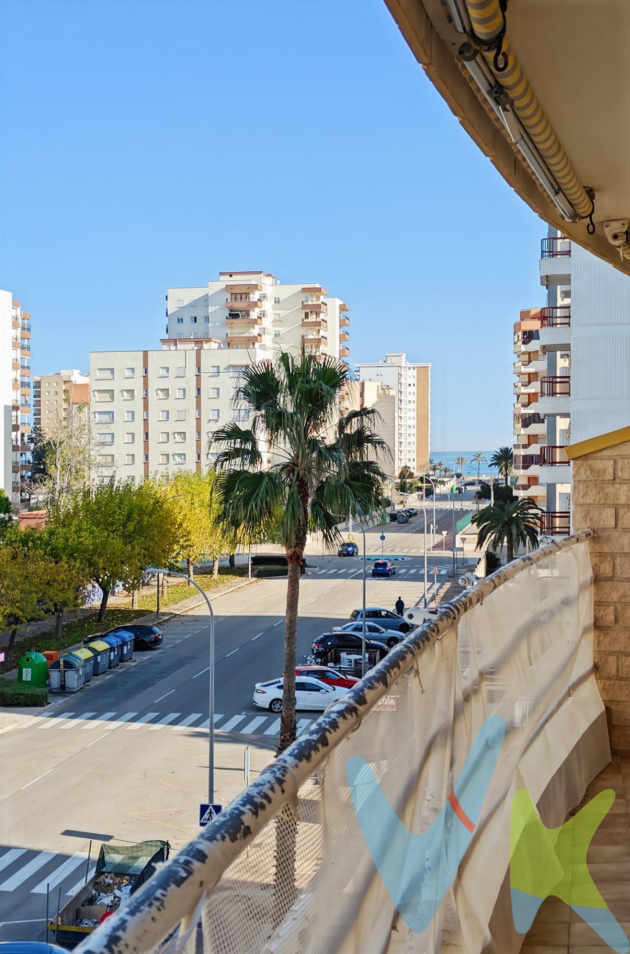 ¡Tu apartamento ideal en la playa de Gandía te está esperando! . ¿Buscas un amplio apartamento de tres habitaciones? ¿Con piscina comunitaria, plaza de aparcamiento y trastero? ¡Lo tenemos para ti!. RE/MAX Urbe 2 te presenta este fantástico apartamento en el emblemático edificio “Los Dorados”, ubicado en la Avenida del Nord, a un paso de la playa de Gandía. Características destacadas:. 3 dormitorios con armarios empotrados, pensados para maximizar el espacio. Salón-comedor amplio y luminoso con acceso a terraza. Cocina independiente equipada, con galería. 2 baños completos, uno de ellos en suite en el dormitorio principal. Terraza privada para relajarte y disfrutar del clima mediterráneo. Exclusivas zonas comunes:. Disfruta de una gran piscina comunitaria y amplias zonas ajardinadas ideales para descansar y aprovechar al máximo los días soleados. Además, el residencial cuenta con un elegante acceso con sofás y zonas de descanso. Comodidades adicionales incluidas:. Plaza de garaje y trastero incluidos en el precio, ¡para que no te falte nada en tus escapadas!. Su cercanía al mar y su excelente ubicación hacen de este apartamento el lugar perfecto para disfrutar del buen clima todo el año. ¡No dejes pasar esta oportunidad! Llámanos y agenda tu visita hoy mismo. ¡Te enamorará!. La descripción del presente inmueble e imágenes tienen mero carácter informativo y en ningún caso carácter contractual, pudiendo ser modificados por la inmobiliaria comercializadora sin que ello implique responsabilidad alguna frente a terceros. En el precio de venta a público, esta propiedad NO incluye los gastos de adquisición (Notario, registro, gestión, honorarios, etc…).