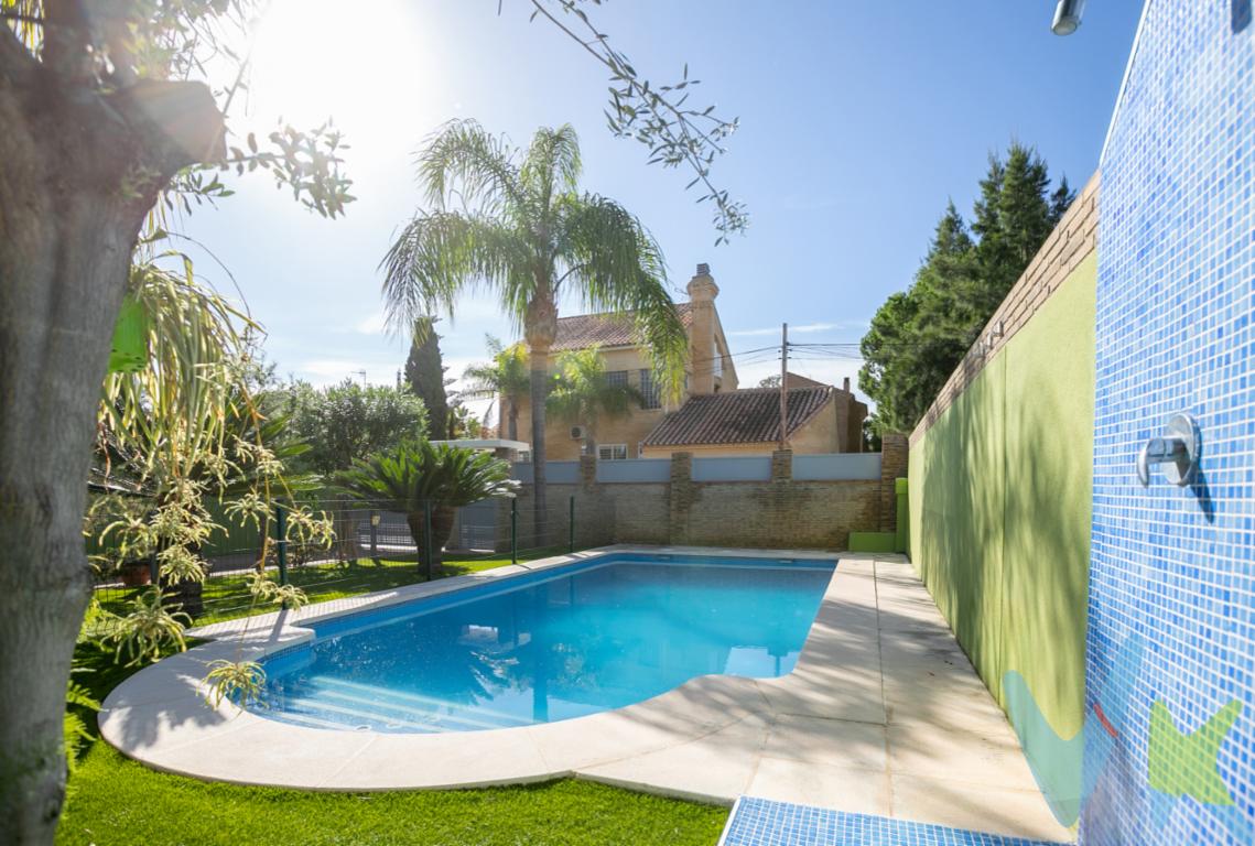 Encantadora vivienda junto al mar con jardín, piscina y amplias zonas exterioresTe presentamos en exclusiva esta magnífica vivienda que combina a la perfección confort, amplitud y un entorno privilegiado para disfrutar del sol de Valencia durante todo el año. A tan solo un minuto de la playa.ERES AGENTE INMOBILIARIO Y TIENES UN CLIENTE, LLAMANOS, ESTAREMOS ENCANTADOS DE COLABORAR.Te presentamos esta vivienda al lado de la playa que se compone de:Parcela de 540 m2.Estupendo jardín con PiscinaGarajeVivienda moderna, con amplio comedor, contando en planta baja con dormitorio y gran baño.Dispone de 2 terrazas, una trasera y otra delantera, junto a la piscina, que son lo mejor de la casa.Dispone de 3 dormitorios en la planta primera, amplios, luminosos y con mucha corriente de aire, dado su cercanía al mar. Y se complemente con una gran terraza y vestidor en la habitación principalBuhardilla, para tus proyectos, hobbies, biblioteca o otra zona de dormitorio, con su propia terrazaBaño exterior con ducha necesario y cómodo para los invitados.Calefacción por radiadores.Aire acondicionado por toda la vivienda.No lo dudes, una estupenda casa con una ubicación privilegiada al lado de la playa y en una zona tranquila donde residir todo el año.Por mandato expreso del propietario, comercializamos este inmueble EN EXCLUSIVA, lo que le garantiza un servicio de calidad, un trato fácil, sencillo y sin interferencias de terceros. Por este motivo, se ruega no molestar al propietario, a los ocupantes de la propiedad, a los vecinos. Muchas gracias por su comprensiónEl precio publicado NO incluye:- Los gastos de notaría- El impuesto de transmisiones patrimoniales, cuyo tipo general es del 10 % (salvo que el comprador pueda acogerse a bonificaciones existentes).- Los gastos del registro de la propiedad.- Los honorarios de la inmobiliaria que paga la parte compradora, que son de un 3 % mas IVA (21 %).Asimismo no incluye ningún otro gasto asociado que no este específicamente indicado que esta incluido. Los datos e información contenida en este anuncio es meramente informativa, por lo que no tiene carácter contractual, pudiendo contener errores, reservándose la inmobiliaria a poder modificarla en cualquier momento. Para saber más sobre el mismo no dude en ponerse en contacto con nosotros. 