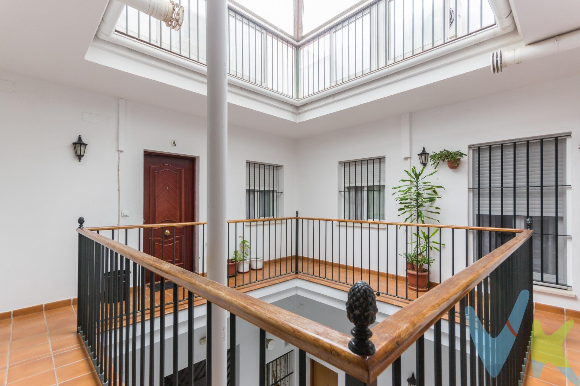*Luminoso y espacioso piso en el corazón de El Puerto de Santa María**. Te invitamos a descubrir este encantador piso ,VPO, situado en pleno centro de El Puerto de Santa María, una ubicación ideal que combina la comodidad de tener todos los servicios a tu alcance con la tranquilidad de vivir en el centro de la ciudad. La vivienda, de 70m2 útiles, se distribuye en: 3 confortables dormitorios, dos de ellos con acceso a balcones privados, perfectos para disfrutar de momentos al aire libre y de luz natural; 2 baños completos,  uno de ellos en suite y  equipado con placa de ducha brindando mayor comodidad e intimidad. El segundo baño cuenta con bañera, perfecto para relajarte después de un largo día; 1 amplio y luminoso salón que, también, cuenta con un balcón que asoma a la calle y una cocina independiente cómoda y funcional. El inmueble cuenta con dos splits de aire acondicionado, uno en el salón y otro en dormitorio principal,  asegurando un ambiente agradable en cualquier época del año. . Este piso no solo es un lugar ideal para vivir, sino que también representa una excelente oportunidad de inversión en una de las localidades más encantadoras de la costa. No dejes escapar la oportunidad de visitarlo y enamorarte de su luminosidad y comodidad. ¡Contáctanos para programar tu visita y descubre todo lo que este maravilloso hogar tiene para ofrecer!. "De acuerdo con lo prevenido en el Decreto 218/2005, de 11 de octubre, se informa al cliente que los gastos notariales, registrales,. L.T. P. , honorarios de intermediación, gastos financieros, y otros gastos inherentes a la compraventa no están incluidos en el precio. ". Por mandato expreso del propietario, comercializamos este inmueble en exclusiva, lo que le garantiza el acceso a toda la información, a un servicio de calidad, un trato fácil, sencillo y sin interferencias de terceros. Por este motivo, se ruega no molestar al propietario, a los ocupantes de la propiedad o a los vecinos. Muchas gracias por su comprensión. Si usted es agente inmobiliario y tiene un cliente para este inmueble, llámenos: estaremos encantados de colaborar. 