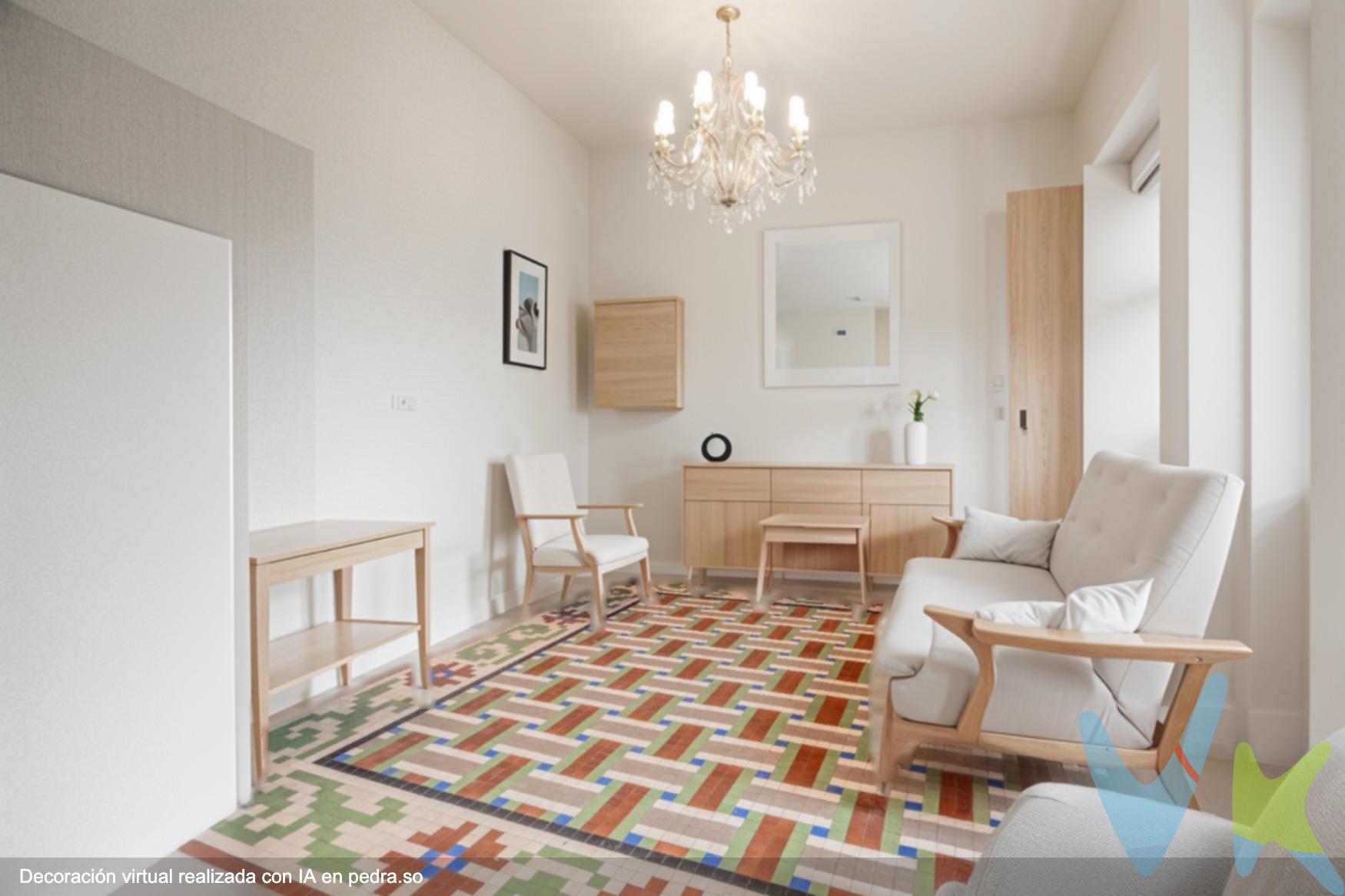 Gran piso en Valencia: elegancia, exclusividad y encanto atemporal. En la prestigiosa Gran Vía Marqués del Turia, corazón de la Valencia más elegante y emblemática, se encuentra esta joya arquitectónica única. Con una ubicación inmejorable, rodeada de la mejor oferta cultural, gastronómica y comercial. Este magnífico piso de 174 m², construido en 1945, es un auténtico homenaje a la arquitectura clásica y al buen gusto. Su excelente estado de conservación y los detalles originales que alberga, lo convierten en un tesoro para quienes valoran la historia y la calidad. Cada elemento ha sido cuidado al detalle, desde los suelos originales hasta los elegantes muebles empotrados de alta calidad. Su diseño refleja un estilo que es prácticamente imposible de encontrar en las propiedades actuales, ofreciendo una experiencia de hogar que combina comodidad y tradición. La vivienda cuenta con una distribución amplia y equilibrada que aprovecha al máximo cada espacio. Dispone de cuatro habitaciones espaciosas, ideales para adaptarse a las necesidades de una familia o para quienes buscan versatilidad en su hogar. Cuenta con un baño completo y un aseo. Tiene dos salones amplios y luminosos, ideales para disfrutar de momentos de reunión o descanso, y un recibidor muy grande que da la bienvenida con un aire señorial y elegante, anticipando la calidad que se encuentra en el resto de la vivienda. El diseño de la vivienda respeta la esencia de las construcciones de mediados del siglo XX, con una separación bien definida entre las áreas sociales y privadas, garantizando privacidad y funcionalidad. Cada rincón de esta casa evoca el glamour de otra época, con toques que son cada vez más difíciles de encontrar. Además de sus características interiores, esta propiedad destaca por su ubicación privilegiada. La Gran Vía Marqués del Turia no solo es un símbolo de elegancia y exclusividad, sino también un entorno que ofrece comodidad y acceso a todo lo que la vibrante ciudad de Valencia tiene para ofrecer. Esta es una oportunidad única para quienes buscan un hogar que combine historia, sofisticación y una localización incomparable. Una vivienda que va más allá de lo convencional, pensada para los amantes del diseño atemporal. Por mandato expreso del propietario, comercializamos este inmueble en exclusiva, lo que le garantiza el acceso a toda la información. Por este motivo, se ruega no molestar al propietario, a los ocupantes de la propiedad o a los vecinos. Muchas gracias por su comprensión. Si usted es agente inmobiliario y tiene un cliente para este inmueble, llámenos: estaremos encantados de colaborar. 
