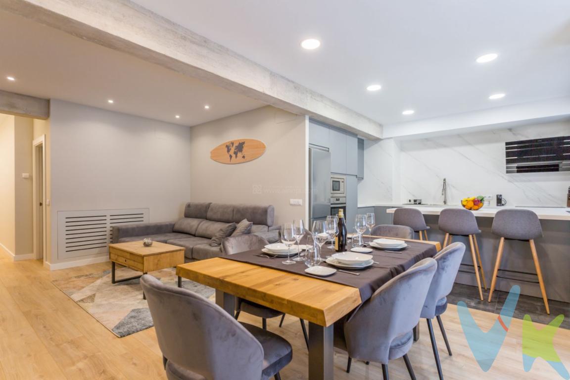 Riex Servicios Inmobiliarios dispone de la venta en el centro de Logroño de este impresionante piso de 2 dormitorios, una residencia que redefine el concepto de elegancia y confort. Ubicado en la codiciada calle San Antón, este hogar ha sido meticulosamente reformado con materiales de alta gama, ofreciendo un estilo de vida sofisticado y moderno.Características Destacadas:Luminosidad y Amplitud: Disfruta de la abundante luz natural que inunda cada rincón, gracias a su orientación matutina y al balcón que se abre a la vibrante calle San Antón.Diseño Exclusivo: Cada detalle ha sido cuidadosamente seleccionado, desde los acabados de alta calidad hasta la distribución inteligente de los espacios, creando un ambiente acogedor y lujoso.Dormitorios de Ensueño: Dos dormitorios dobles, cada uno con su propio vestidor, ofrecen un oasis de privacidad y confort. Uno de los dormitorios cuenta con baño en suite, añadiendo un toque de exclusividad.Baños de Diseño: Un segundo baño completo, igualmente reformado con materiales de alta gama, complementa la funcionalidad y el estilo de este hogar.Salón con Balcón: El amplio salón se extiende hacia un balcón que invita a disfrutar de las vistas y la vida de la ciudad, perfecto para relajarse o recibir invitados.Calefacción Individual: Máximo confort durante todo el año, gracias a su sistema de calefacción individual.Ubicación Privilegiada: Vive en el corazón de Logroño, rodeado de todos los servicios, comercios y la mejor oferta gastronómica y cultural que la ciudad tiene para ofrecer.Estilo de Vida:Este piso es ideal para aquellos que buscan un hogar exclusivo en el centro de Logroño, donde el diseño, la comodidad y la ubicación privilegiada se combinan para crear una experiencia de vida inigualable. Perfecto para parejas, profesionales o inversores que valoran la calidad y el estilo.No pierdas la oportunidad de vivir en este oasis de lujo en el corazón de Logroño. ¡Contáctanos para más información y agenda tu visita!**Exclusiva Oportunidad de Piso en Venta en el Corazón de Logroño**