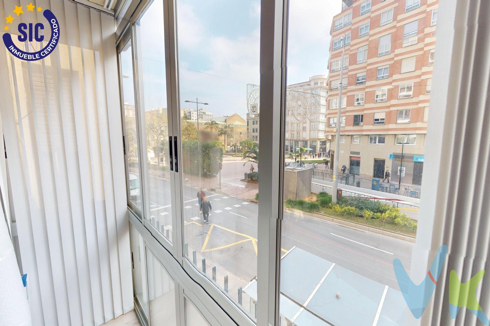 Les presentamos una excepcional vivienda situada en el corazón de Castellón, ideal para quienes buscan espacio y comodidad. Esta propiedad cuenta con una generosa superficie construida de 140 m² que se distribuye eficientemente. Al entrar, un acogedor hall que da paso a un amplio comedor salón que destaca por sus casi 30 m²; este luminoso ambiente ofrece acceso directo al balcón desde donde podrá disfrutar inigualables vistas hacia la emblemática Plaza Fadrell. La cocina está diseñada pensando en su funcionalidad, también dispone del privilegio de tener salida al espectacular patio privado de mas de 37 metros, perfecto para reuniones familiares o momentos tranquilos bajo el sol mediterráneo. Este hogar alberga cuatro cómodas habitaciones: una suite principal dotada de baño incorporado garantizando privacidad total; además dos amplias habitaciones dobles ideales para hijos o invitados, así como otra habitación simple perfecta como oficina o cuarto juvenil. Completa esta excelente distribución otro baño completo muy práctico para las visitas diarias. Este inmueble es en exclusiva, con lo que le facilitamos cualquier información sobre la vivienda. Por este motivo, solicitamos no molesten al propietario, ocupantes de la propiedad, vecinos o conserje de la comunidad. En todos los casos los precios expuestos son más impuestos y gastos derivados de la transmisión del inmueble. 