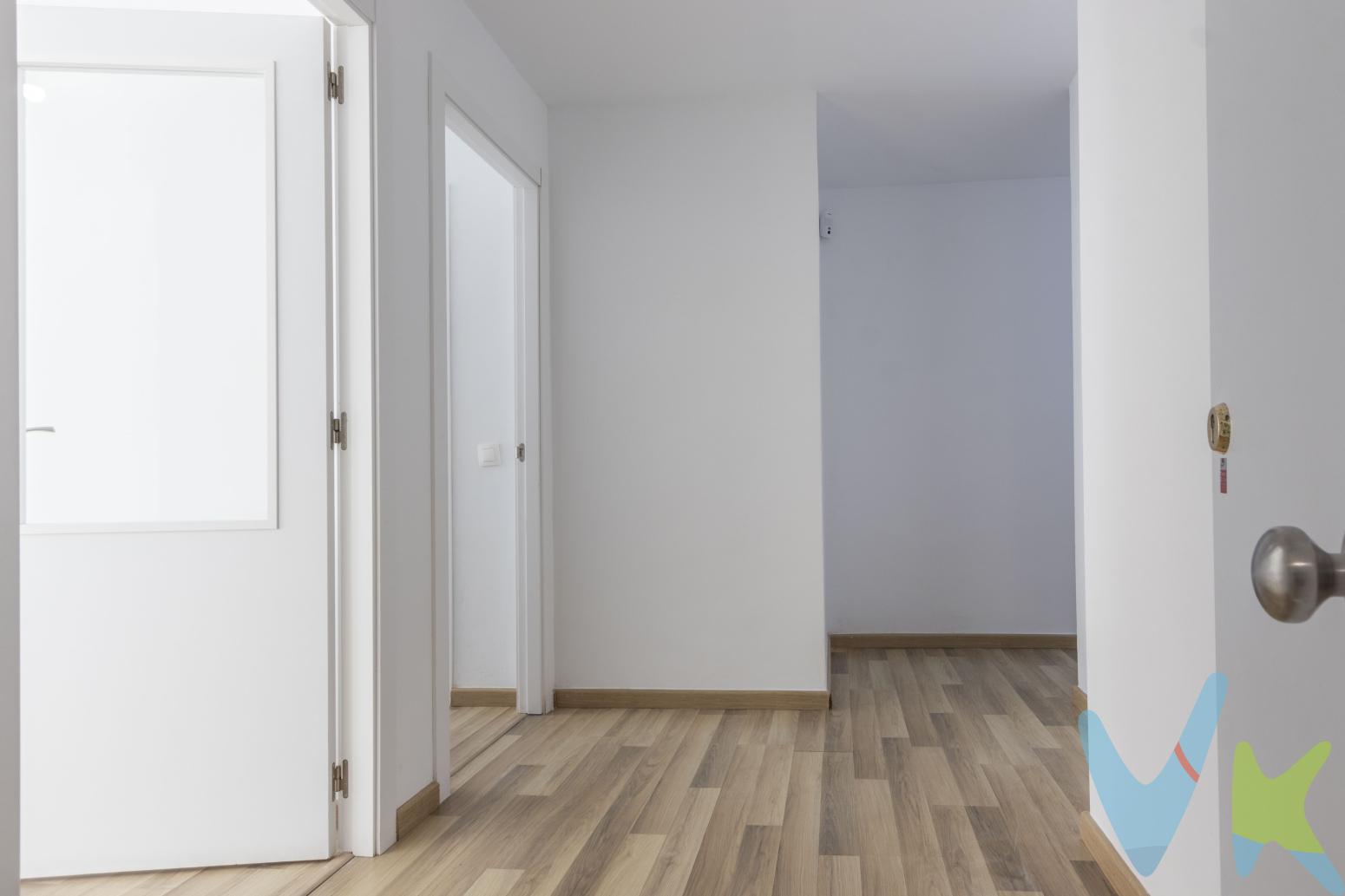 Piso de 3 Habitaciones con Terraza, Garajes y Trastero en Torrent Descripción General del InmuebleSe presenta para la venta una vivienda tipo piso ubicada en la localidad de Torrent. La propiedad cuenta con una superficie construida de 122 m² y una superficie útil de 111 m².El inmueble está situado en la primera planta de un edificio residencial. La fecha de construcción del edificio es del año 2017, por lo que sus estándares de construcción son contemporáneos. Distribución y CalidadesLa distribución interior de la vivienda consta de tres dormitorios, un vestidor y dos baños. La propiedad se complementa con una galeria a la que se accede desde la cocina. Cuenta con salón y cocina independientes.El suelo es de tarima y las puertas lacadas en blanco. Equipamiento y Zonas ComunesEl edificio está equipado con ascensor, garantizando el acceso a la primera planta.El precio de venta incluye anexos vinculados a la propiedad:Dos plazas de garaje, destinada al estacionamiento de vehículos.Un trastero, destinado a almacenamiento adicional. Ubicación y ServiciosLa finca se encuentra en una zona de Torrent que dispone de conexiones de transporte público. La proximidad incluye acceso a estaciones de metro y paradas de autobús. Estas conexiones facilitan el transporte al centro de Torrent y a Valencia capital.El entorno inmediato de la propiedad cuenta con servicios básicos, tales como comercios, centros educativos y centros de salud. Solicitud de VisitaPara recibir información técnica adicional, como planos o la memoria de calidades, o para coordinar una visita a la propiedad, contacte con nuestra oficina.