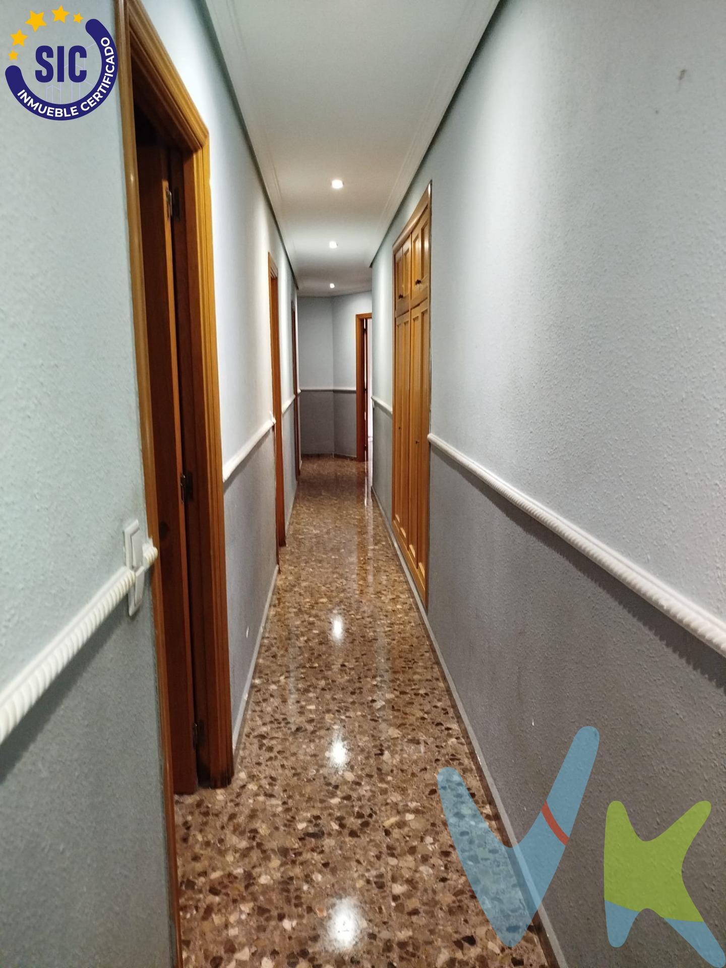 Descubre este fantástico piso en Albal, ideal para familias o para quienes buscan comodidad, amplitud y una ubicación tranquila con todos los servicios a mano. La vivienda cuenta con 3 amplias habitaciones, perfectas para adaptarse a tus necesidades, ya sea como dormitorios, despacho o zona de estudio. Dispone de 2 baños completos, funcionales y en muy buen estado. Es un piso exterior, lo que garantiza una excelente luminosidad natural durante todo el día, creando un ambiente cálido y acogedor. La vivienda se encuentra lista para entrar a vivir, sin necesidad de reformas. Incluye plaza de garaje y trastero, un valor añadido que aporta comodidad y espacio extra de almacenaje. Ubicada en una zona bien comunicada, cercana a comercios, colegios, transporte público y todos los servicios necesarios para el día a día. Una oportunidad perfecta para vivir con comodidad en una de las mejores zonas de Albal. La vivienda es de VPO de promoción privada y el plazo de protección vence el 28/10/26. ¡No dudes en contactar para más información o para concertar una visita!. VENTA:. PVP 199.900€.  Gastos e impuestos no incluidos en el precio. La compra conlleva impuestos y gastos de formalización para el comprador. A título orientativo se informa que en segundas transmisiones el  ITP  con carácter general en  Valencia  es del  10%, pudiendo existir otros tipos impositivos atendiendo a  las circunstancias  personales del comprador u otras circunstancias previstas legalmente. Base imponible del impuesto el mayor valor entre el precio de compraventa, la tasación o el valor de referencia catastral. En cuanto a los gastos de  notaría y registro, en su caso,  suelen oscilar aprox; entre 1,5% y 2,5% (aranceles variables según precio, n.º de copias y complejidad). El comprador elige notario. Si el comprador precisase de  hipoteca: tasación, condiciones y costes bancarios serán según entidad elegida por el comprador, así como los gastos de gestoría, y cualesquiera otros gastos inherentes a la formalización de la compraventa que legalmente correspondan a la parte compradora, salvo pacto expreso en contrario con el vendedor. El consumidor tiene,  conforme a la normativa vigente, a su disposición información y documentación adicional relativa al inmueble y condiciones de la compraventa, que podrá ser consultada en C/Joaquín Costa 4, bajo 46005 Valencia o urbe2@remax.es. Honorarios de mediación inmobiliaria a cargo del  COMPRADOR: (3% del precio final de venta más IVA (21%), salvo otro pacto.); y  de VENDEDOR (según acuerdo con el mismo). . Se informa al consumidor que la agencia actúa como intermediaria inmobiliaria en la operación, estando cualquier eventual compraventa y sus condiciones sujeta a la aceptación expresa del propietario-vendedor y a la posterior formalización del correspondiente contrato.