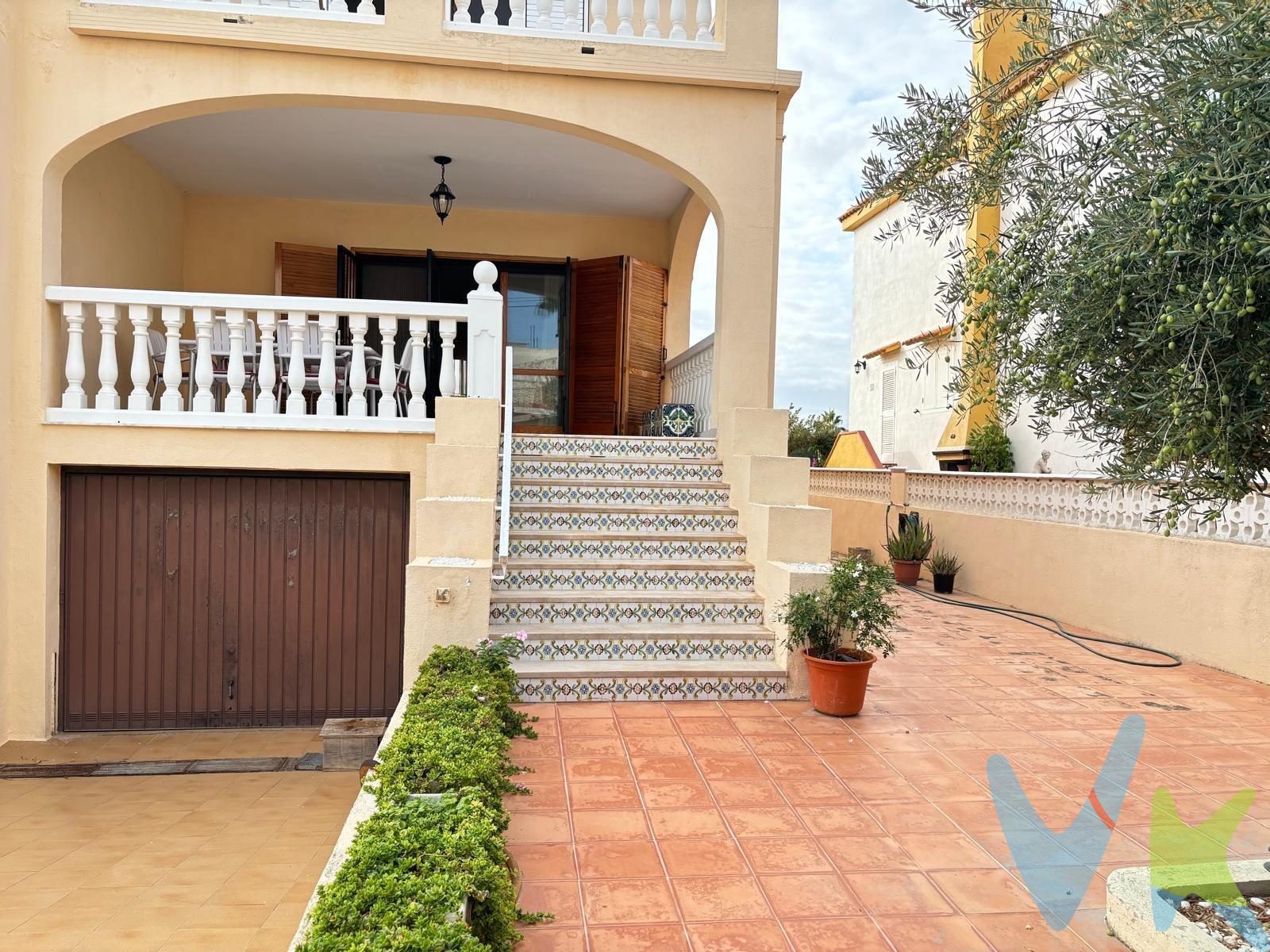 Chalet Exclusivo en Venta en la Playa de Nules. Descubre este magnífico chalet de 202 m² situado en la codiciada Playa de Nules, un refugio perfecto para disfrutar del mar y la tranquilidad. Esta espaciosa vivienda cuenta con 4 habitaciones dobles, ideales para familias o para recibir a tus invitados con comodidad. Los 2 baños completos ofrecen funcionalidad y estilo, complementando el diseño del hogar. El salón comedor amplio y luminoso se convierte en el corazón de la casa, un lugar perfecto para compartir momentos inolvidables en familia. Además, el chalet dispone de un gran garaje con capacidad para dos coches, proporcionando seguridad y espacio adicional para almacenamiento. En la planta superior, una terraza privada te ofrece vistas espectaculares al mar, un lugar ideal para relajarte, tomar el sol o disfrutar de las puestas de sol. La amplia zona exterior de la vivienda es perfecta para crear tu propio oasis al aire libre, con espacio suficiente para un jardín, zona de barbacoa o área de recreo. Este chalet es una oportunidad única de vivir junto al mar, en un entorno privilegiado, con todas las comodidades que necesitas. ¡No dejes escapar esta oportunidad de hacer realidad tu sueño de vivir en la Playa de Nules!. INMUEBLE CERTIFICADO DESDE ASICVAL (Asoc. Inmobiliarias Com. Valenciana) POR CASATUYA (Agente Certificador Homologado). Los Impuestos, gastos de notaría, registro de la propiedad y honorarios de inmobiliaria no incluidos en el precio publicado. Situada en la hermosa Costa de Azahar, la Playa de Nules es un destino costero que combina la tranquilidad del mar Mediterráneo con el encanto de un entorno natural. Conocida por su ambiente familiar y relajado, esta playa es el lugar perfecto para disfrutar de la vida junto al mar. La Playa de Nules es más que un destino de verano; es un lugar para disfrutar todo el año, con su clima templado y su ambiente acogedor. Perfecta para familias, parejas o cualquier persona que busque un rincón tranquilo y hermoso en la costa, la Playa de Nules te espera para que hagas realidad tu sueño de vivir junto al Mediterráneo.