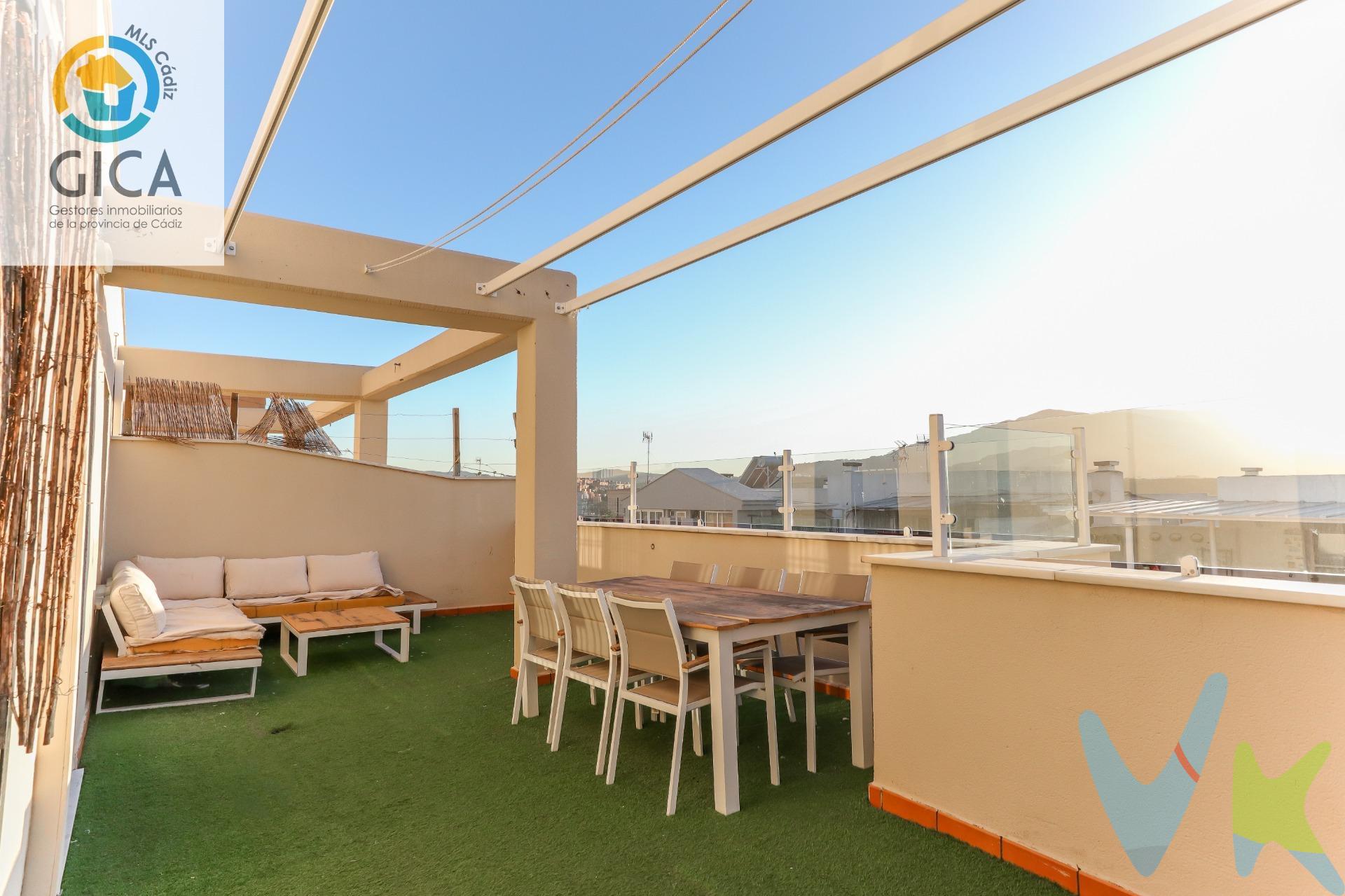Ático con terraza espectacular de 50m² en pleno centro de Algeciras (Ruiz Zorrilla), junto al Museo Paco de Lucía, centro médico Quirón y Plaza Andalucía. Vivienda del año 2006, en edificio con ascensor, muy buenas calidades y accesos rodados cómodos. La vivienda está lista para entrar a vivir y se distribuye en salón-comedor, cocina independiente, 3 dormitorios, 2 baños y armarios empotrados. Destaca por su orientación norte y oeste, que aporta una luz agradable y una ventilación muy cómoda. El gran valor añadido es su terraza, realmente amplia y disfrutable, con varios ambientes: zona de comedor exterior, zona chill-out/solárium y espacio libre para juegos o mascotas. Cuenta con barandilla de cristal que abre las vistas y una estructura tipo pérgola que permite crear sombra. Además, se accede a la terraza directamente desde el salón y desde la cocina, lo que hace el uso diario mucho más práctico. Incluye en el precio una plaza de garaje con trastero, con acceso cómodo. Se puede negociar la inclusión de mobiliario y electrodomésticos, ideal si el comprador quiere entrar sin complicaciones. Comunidad muy contenida para el tipo de vivienda:. Vivienda: 45,68 €/mes. Garaje nº12: 15,46 €/mes. Total aprox.: 61,14 €/mes. Ubicación inmejorable: servicios, supermercados, comercios y zonas de paso a pocos minutos, con todo a mano y sin necesidad de coche. Nota: el gato que aparece en una de las fotos no se incluye en el precio (y no, tampoco está en venta). Aviso: algunas imágenes de la terraza no son actuales. -----------------------------------------------------------. Transparencia de precio, impuestos y honorarios:. El precio publicado corresponde únicamente al precio de venta del inmueble y no incluye impuestos, gastos de compraventa ni honorarios a cargo del comprador. Impuestos: ITP o IVA+AJD (según la naturaleza de la transmisión). En Andalucía, en segundas transmisiones el ITP es 7% con carácter general, pudiendo aplicarse tipos reducidos (6% o 3,5%) si se cumplen requisitos. Base del impuesto: con carácter general, la base será la mayor entre el precio declarado y el valor de referencia (según normativa aplicable). Gastos de compraventa: notaría, registro y, en su caso, gestoría (desde 2.000€ orientativo, según operación). Honorarios comprador (no incluidos): 3% + IVA, con mín. 3.500€ + IVA si precio < 115.000€. Se informan y aceptan por escrito (hoja de encargo/servicios) antes de la visita y de cualquier gestión vinculada a la compra. Ficha informativa (Decreto 218/2005) a disposición del interesado. Fuentes oficiales: información tributaria y valor de referencia disponibles en fuentes oficiales de la Junta de Andalucía y se facilitan a quien lo solicite. Exclusiva: Por mandato expreso del propietario, este inmueble se comercializa en exclusiva a través de la inmobiliaria. Se ruega no contactar directamente con propiedad/ocupantes/vecinos.
