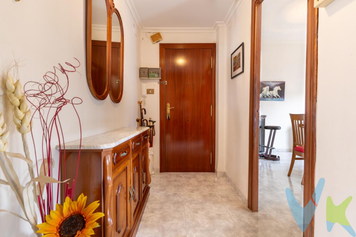 Si buscas amplitud, luminosidad y una ubicación privilegiada, esta vivienda es una excelente oportunidad.Situado en la Avenida Camp de Morvedre, una de las principales avenidas de Puerto de Sagunto, este magnífico piso destaca por sus generosas dimensiones y la luminosidad de todas sus estancias.La vivienda dispone de cuatro amplios dormitorios, todos ellos con abundante luz natural, ideales para familias numerosas, quienes teletrabajan o necesitan espacios versátiles. Además, cuenta con un baño completo y un aseo, ofreciendo mayor comodidad para el día a día.La cocina, también muy espaciosa y luminosa, proporciona un entorno funcional y agradable, con espacio suficiente para disfrutar de las comidas en familia.Ubicado en una de las mejores zonas de Puerto de Sagunto, tendrás a tu alcance todo tipo de servicios: comercios, supermercados, centros educativos, transporte público, zonas de ocio y todos los servicios necesarios para una vida cómoda, con excelentes conexiones.Una vivienda con un gran potencial, perfecta para quienes valoran el espacio, la luz natural y una ubicación estratégica.¡No dejes pasar esta oportunidad y solicita más información o una visita sin compromiso!