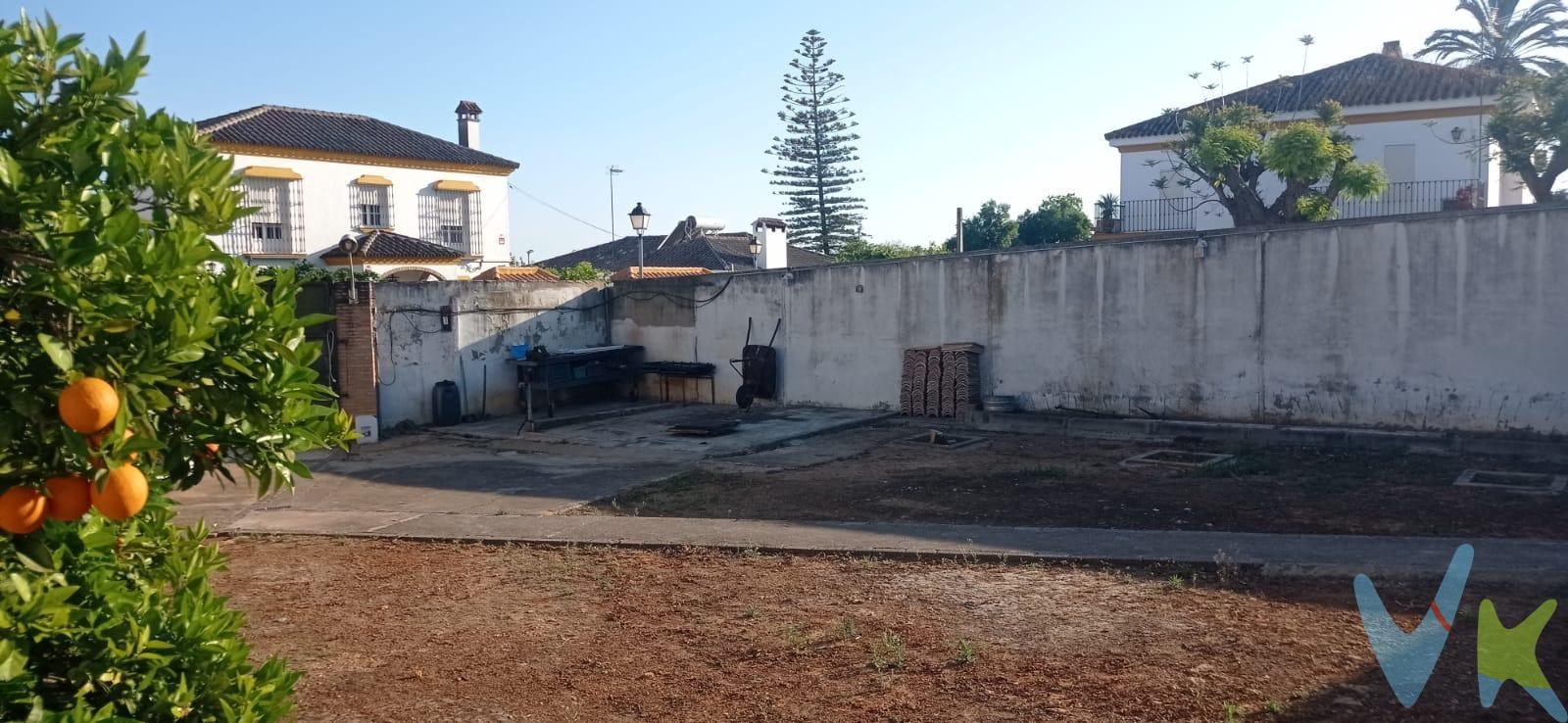 Parcela urbana en venta, con piscina de 50 m2 y apartamento de 35 m2 en el barrio de las mercedes (Mairena del Aljarafe). ¡Gran oportunidad de inversión en una de las mejores zonas del Aljarafe!. Se vende parcela de 431 m² ubicada en el barrio residencial de Las Mercedes, Mairena del Aljarafe (Sevilla), a escasos minutos de Sevilla capital y con excelentes comunicaciones. La finca incluye:. ♦️Piscina privada. 🏠Apartamento construido de 35 m², ideal como alojamiento temporal o casa de invitados. 🧷A parte del precio indicado en el anuncio, se ofrece por otros 20.000 euros;.      Un proyecto de construcción con licencia aprobada, para una vivienda de 150 m² distribuida en dos plantas. Esto sumaría un total de .      185 m² construidos entre el apartamento privado existente y la nueva vivienda a construir.      Proyecto visado y aprobado por el Ayuntamiento.      Licencia de obra ya pagada. .      Valor añadido del proyecto: 20.000 euros, a parte del precio de la parcela. (Se incluyen planos del proyecto). 🎈Ventajas clave:. Sin esperas, todo listo para construir desde el primer día. Zona residencial consolidada y tranquila. 📞 Para más información o concertar una visita, no dudes en ponerte en contacto. ¡No dejes pasar esta oportunidad única en el Aljarafe!. . 📌 Disponemos del Documento Informativo Abreviado (D.I.A.) para su consulta. 📌 Gastos de notaría, registro, honorarios al comprador e impuestos no incluidos.