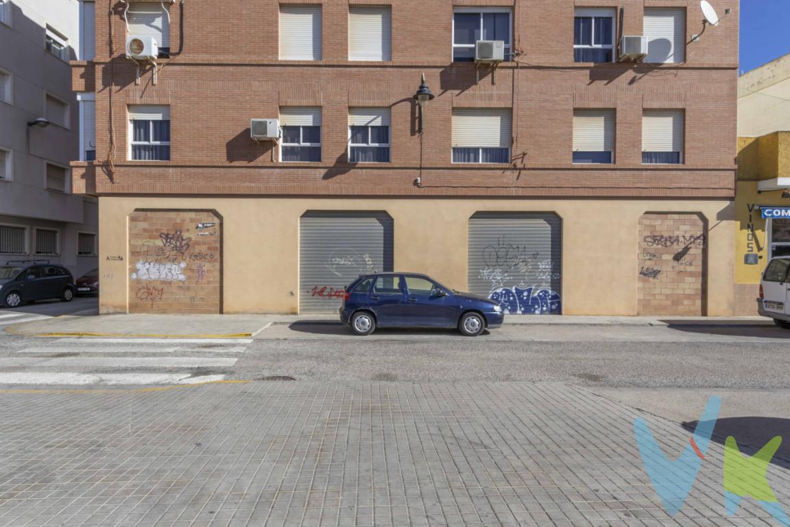 Este amplio local diáfano ubicado en Massamagrell, una población cercana a Valencia, ofrece una oportunidad excepcional para establecer tu negocio en un entorno próspero. Con 92m2 , este local brinda un espacio versátil para adaptarse a tus necesidades comerciales. ¿Te imaginas la comodidad de tener acceso al metro y estar a poca distancia de la playa? Además, disfrutarás de la conveniencia de contar con todos los servicios a tu alcance, así como una variada oferta de tiendas de proximidad en la zona.¿Estás buscando expandir tu negocio y aprovechar la proximidad a Valencia para atraer nuevos clientes? ¿O quizás estás interesado en establecer tu emprendimiento en una ubicación estratégica con acceso a todas las comodidades necesarias para el día a día? Este local ofrece el espacio y la versatilidad que necesitas para hacer realidad tus ambiciones comerciales.No pierdas la oportunidad de visitar este local y descubrir cómo su ubicación privilegiada y amplitud pueden impulsar el crecimiento de tu negocio. ¿Te gustaría programar una visita para explorar todas las posibilidades que este local tiene para ofrecer? El local se encuentra de origen y pendiente de segregar.Esta sujeto a IVA 21% y AJD 1,5%.Ponte en contacto con nosotros !!!! Estaremos encantados de atenderte.