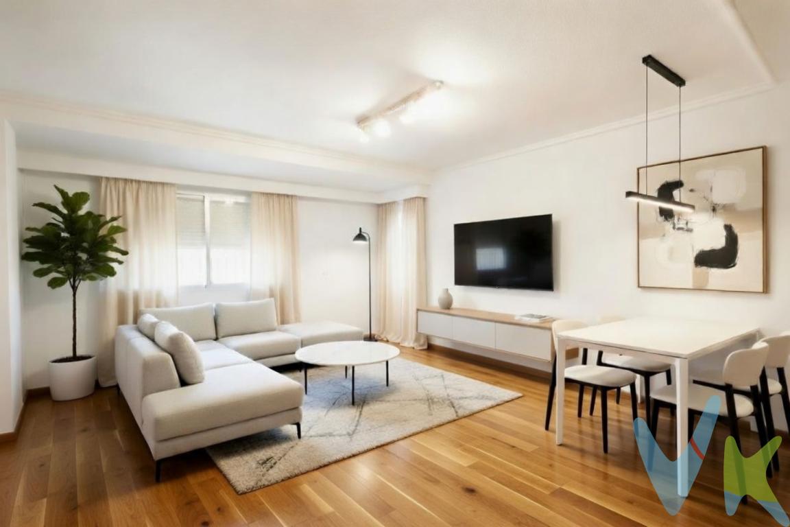 Se vende maravilloso piso con plaza de garaje en Patraix.Te presentamos esta magnífica vivienda con plaza de garaje incluida, situada en una de las zonas más demandadas de Valencia, Patraix  Vara de Quart, un entorno consolidado, tranquilo y perfectamente comunicado, rodeado de supermercados, colegios, centros de salud, parques, transporte público y todos los servicios necesarios para disfrutar de una excelente calidad de vida.Ubicada en una cuarta planta con ascensor, esta vivienda destaca por su amplitud, luminosidad y excelente distribución, ofreciendo el espacio ideal para familias o para quienes desean disfrutar de cada estancia con total comodidad.La vivienda dispone de: Cuatro amplios dormitorios, dos baños completos, uno equipado con ducha y el baño principal con una espectacular bañera de hidromasaje tipo jacuzzi, perfecta para relajarse al finalizar el día. Un espacioso salón-comedor con salida directa al balcón, un rincón ideal para disfrutar del aire libre sin salir de casa y una gran cocina independiente con galería, que aporta un valioso espacio adicional de almacenamiento, organización y funcionalidad.Cada rincón de esta vivienda ha sido pensado para ofrecer confort, amplitud y la posibilidad de convertirla en el hogar que siempre has imaginado.Si buscas una vivienda donde crear nuevos recuerdos, en una ubicación privilegiada y con todas las comodidades, esta es una oportunidad que merece ser descubierta.Ven a visitarla y deja que sea la propia vivienda quien termine de conquistarte.Aviso informativo: Algunas de las imágenes publicadas han sido editadas mediante herramientas de inteligencia artificial con fines exclusivamente ilustrativos y de mejora de la presentación visual del inmueble. Estas ediciones no alteran las características esenciales de la vivienda ni constituyen una representación contractual de la misma. Se recomienda realizar una visita presencial para comprobar el estado y las características reales del inmueble.Agencia Registrada con el Nº 90 en el Registro Obligatorio de Agentes Inmobiliarios de la Comunitat Valenciana. Puede consultar en la web de la GVA. La oferta está sujeta a cambios de precio o retirada del mercado sin previo aviso. Este anuncio en su conjunto, incluyendo textos, fotos, imágenes o cualquier otro contenido de este, no es vinculante dado que la información es ofrecida por terceros y puede contener errores. Se muestra a título informativo y no contractual.Los gastos de la compraventa a cargo de la parte compradora no incluidos en el precio del inmueble a tener en cuenta son: ITP, Notaría, registro, gestoría y honorarios de la inmobiliaria.Por mandato expreso del propietario, comercializamos este inmueble en exclusiva, lo que le garantiza el acceso a toda la información, a un servicio de calidad, un trato fácil, sencillo y sin interferencias de terceros. Por este motivo, se ruega no molestar al propietario, a los ocupantes de la propiedad o a los vecinos. Muchas gracias por su comprensión. Si usted es agente inmobiliario y tiene un cliente para este inmueble, llámenos: estaremos encantados de colaborar.Se informa al consumidor que la agencia actúa como intermediaria inmobiliaria en la operación, estando cualquier eventual compraventa y sus condiciones sujeta a la aceptación expresa del propietario-vendedor y a la posterior formalización del correspondiente contrato. 