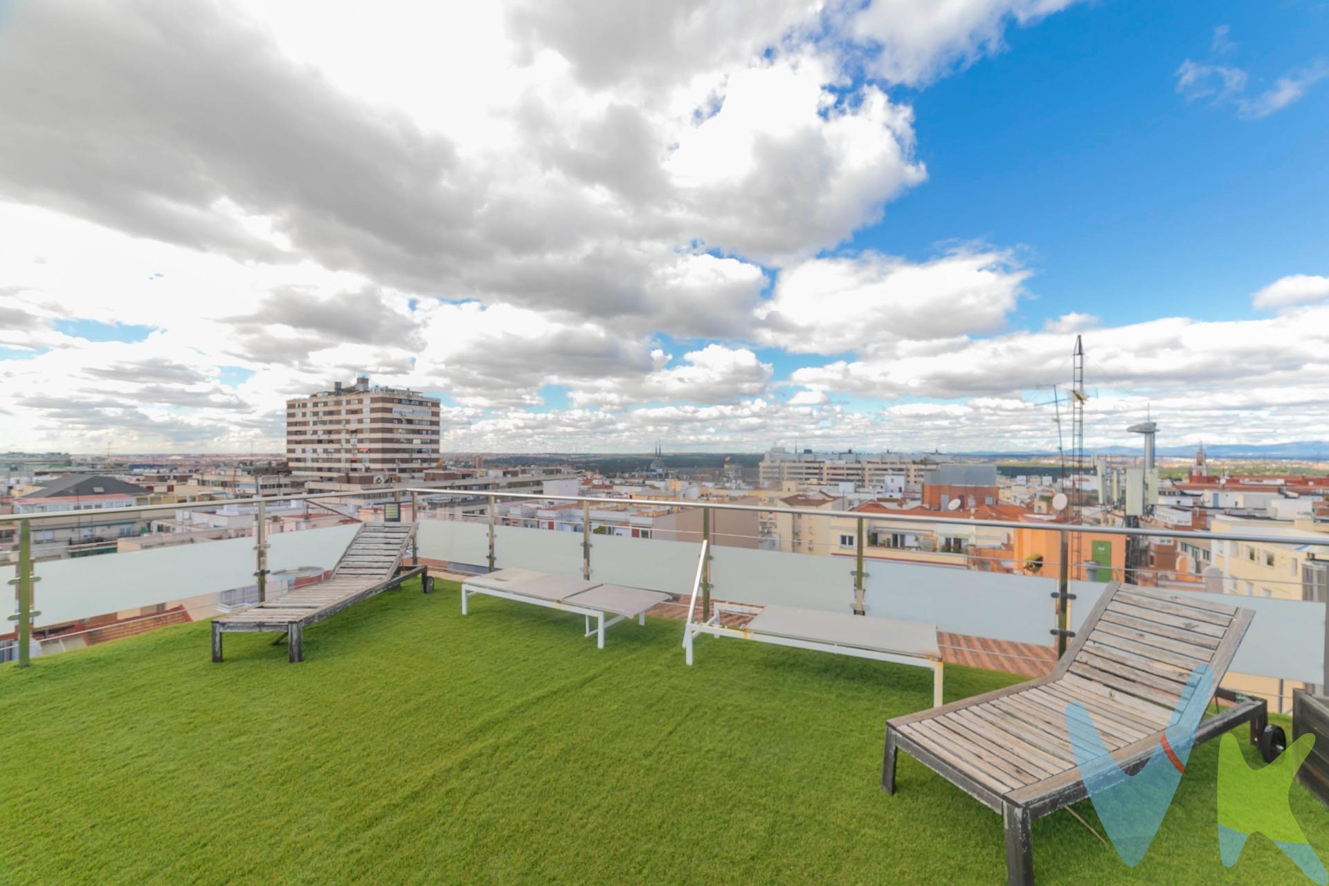 Ático dúplex exclusivo con terraza 360º en Chamberí — lujo, privacidad y vistas únicas en Madrid. Vivir aquí no es solo tener una casa, es estar en la cima de Madrid. En una de las zonas más demandadas de Chamberí, presentamos este espectacular ático dúplex de 360 m², una propiedad única que combina amplitud, diseño y una experiencia de vida difícil de encontrar incluso en Madrid. ✨ Una vivienda que lo tiene TODO. La planta principal ofrece un equilibrio perfecto entre elegancia y funcionalidad:. 3 dormitorios dobles, destacando una impresionante suite principal con vestidor, baño privado (ducha y bañera) y zona de despacho. 2 baños completos con acabados premium. Cocina de diseño totalmente equipada, integrada mediante puertas correderas de cristal. Espectacular salón de más de 70 m² con grandes ventanales y luz natural durante todo el día. Terraza perimetral con acceso directo desde el salón. Aire acondicionado en todas las estancias, calefacción central, finca con ascensor y servicio de conserjería. 🌇 La verdadera joya: terraza privada 360º. En la planta superior te espera algo difícil de igualar en Madrid:. Terraza con vistas panorámicas a toda la ciudad. Porche cubierto ideal para reuniones o relax. Cocina exterior completamente equipada. Baño independiente. Un espacio diseñado para disfrutar: desde cenas al atardecer hasta noches bajo las estrellas. 🏡 Extra diferencial: estudio independiente con terraza. Perfecto para invitados, alquiler o independencia familiar:. Cocina americana equipada. Baño completo. Espacio salón-dormitorio. Terraza privada de 40 m² con vistas abiertas. 📍 Ubicación privilegiada. Situado en Chamberí, uno de los barrios más valorados de Madrid, con excelente conexión, zonas verdes, comercios y todos los servicios a pie de calle. * Este anuncio no es vinculante, puede contener errores. Se muestra a título informativo y no contractual*. El precio publicado no incluye el mobiliario ni la decoración, ni los impuestos, ni los honorarios derivados del servicio de compra. El comprador asumirá, además del precio de compraventa, un 6 % correspondiente al Impuesto de Transmisiones Patrimoniales (ITP); los gastos de notaría, que supondrán aproximadamente entre un 0,2 % y un 0,5 % del valor de la vivienda; y los gastos de inscripción en el Registro de la Propiedad, estimados entre un 0,1 % y un 0,25 % del precio de compraventa. ** Los metros útiles indicados son aproximados. 