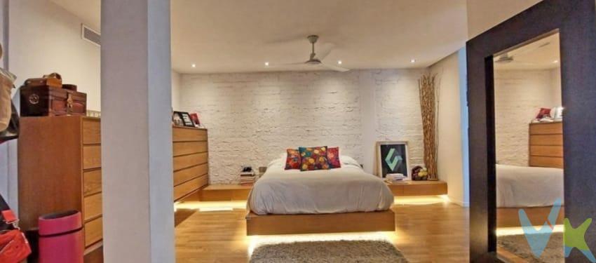 Descubre esta maravillosa vivienda de revista!!!!. Fantástico piso completamente reformado de diseño, en tercera y última planta de un edificio con tan solo 6 viviendas, con ascensor, céntrico,  rodeada de todo tipo de servicios, con fácil acceso y la comodidad de vivir en pleno centro sin problemas de aparcamiento ya que dispone de plaza de aparcamiento para coche grande, de forma opcional. Ésta vivienda única te ofrece grandes posibilidades, no sólo por el entorno y las calidades, si no porque además dispone, en la planta superior, de una estancia/oficina con aire acondicionado, baño, un trastero y una azotea de uso privativo. La vivienda se distribuye en 3 dormitorios, todos con armarios empotrados, tiene 3 baños completos con ducha, la cocina, con lavadero y un pequeño almacén, está integrada en el salón que posee zona diferenciada de estar y comedor con mucha luz y amplitud. Todas las ventanas dan a la calle, a excepción del dormitorio principal que da a patio interior, para proporcionar tranquilidad en el descanso. Plaza de garaje opcional en 35.000€. El piso se vende sin mobiliario. . El comprador tendrá un coste adicional de un 2% más impuestos del precio de venta final, por el servicio de gestión, asesoramiento y formalización del proceso de compra. Este importe no está incluido en el precio publicado en venta. INFORMACIÓN ADICIONAL. Para cumplir con la normativa vigente tenemos a disposición del cliente el Documento de Información Abreviada D. I. A. Los precios indicados pueden sufrir alteraciones sin previo aviso. Los GASTOS DE LA COMPRA serán según ley (Notaria, Registro e Impuestos) y no están incluidos en el precio señalado. 