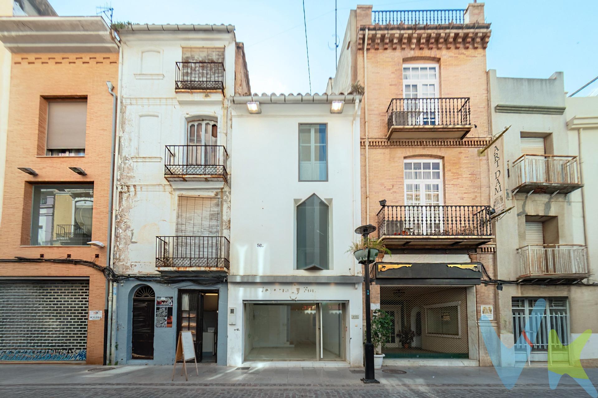 Imagínalo por un momento: te despiertas con el suave murmullo de una ciudad que despierta a tu alrededor. Abres las ventanas y el sol entra a raudales, iluminando cada rincón de tu hogar. Estás en el corazón de Castellón, en una de sus calles más comerciales y vivas, pero lo que tienes entre manos es mucho más que una simple casa. Es una oportunidad. En esta propiedad de tres plantas todo es posible. Una planta baja amplia, con carácter, lista para transformarse en tu nuevo estudio creativo, tu primera tienda, la oficina donde comienza tu próxima aventura empresarial… o tal vez ese cálido café que siempre soñaste tener. Sube las escaleras y todo cambia de dimensión. Dos alturas diáfanas para imaginar la vida como tú la quieras: espacios amplios, llenos de luz, esperando esa reforma integral que convertirá esta casa en TU casa. Techos altos, posibilidades infinitas y hasta una coqueta terraza superior donde se detiene el tiempo. Un rincón secreto donde tomar el café por la mañana, leer al atardecer o brindar bajo las estrellas. Aquí, en pleno centro de la ciudad, tienes todo a un paso: comercios, cultura, historia y la vida urbana latiendo a cada instante… pero sin renunciar a tu espacio, a tu calma, a tu estilo. Esta no es una vivienda cualquiera. Es una historia por escribir. La tuya. Solicita una visita y comienza a diseñar la casa de tus sueños. 