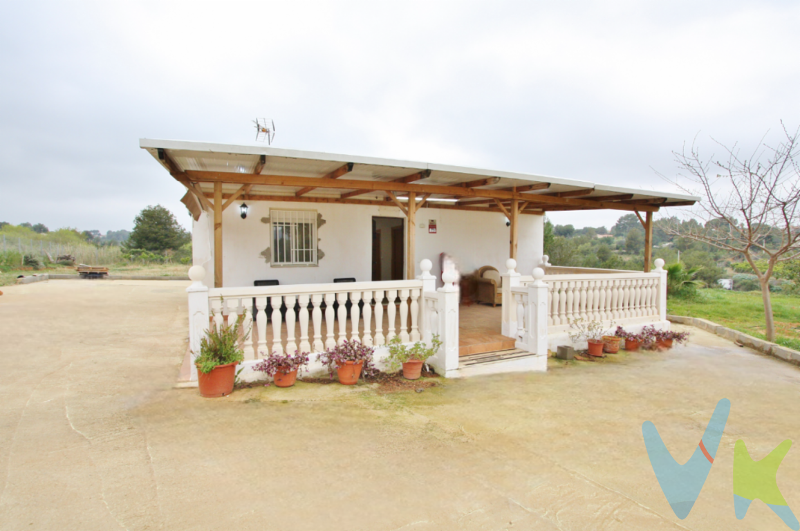 Finca de 4570m² rústica con construcción y suministros a 20 minutos de Torrent  Finca rústica situada en la partida de Corral de Manyes, en el término municipal de Torrent, a menos de 20 minutos del centro de la ciudad y a 12 minutos del área comercial de Toll i lAlberca. El acceso está totalmente asfaltado hasta la parcela que cuenta con una superficie aproximada de 4.570 m², en un entorno natural, tranquilo.  En el interior de la finca existe una construcción de aproximadamente 60 m², construida recientemente y distribuida en un espacio abierto de salón-comedor-cocina, un dormitorio y un baño completo. La propiedad dispone además de varias zonas exteriores acondicionadas, con porches delantero y trasero, paellero, aseo independiente, trastero exterior y diferentes espacios de cultivo y esparcimiento dentro de la parcela.  La finca cuenta con instalación de placas solares con baterías para suministro eléctrico y apoyo mediante generador por gasóleo, lo que permite un funcionamiento autónomo en un entorno rural   La parcela se encuentra clasificada como suelo no urbanizable de carácter agrícola. La construcción existente no consta inscrita en Catastro ni en Registro como vivienda, por lo que el inmueble se transmite como finca rústica en su estado actual. No es una propiedad hipotecable y el comprador deberá valorar la situación urbanística de las edificaciones existentes.  Una oportunidad interesante para quienes buscan disfrutar de una finca independiente de recreo en un entorno natural, a poca distancia de la ciudad y con buen acceso.  Para más información o concertar una visita, no dude en ponerse en contacto.  Si tienes que vender antes tu vivienda, llámanos y te asesoramos cómo hacerlo para además tener los mínimos gastos posibles y todas las garantías.  Agencia Registrada con el nº00516 en el Registro Obligatorio de Agentes Inmobiliarios de la Comunidad Valenciana    Por mandato expreso del propietario, COMERCIALIZAMOS ESTE INMUEBLE EN EXCLUSIVA, lo que le garantiza el acceso a toda la información, a un servicio de calidad, un trato fácil, sencillo y sin interferencias de terceros. Por este motivo, se ruega NO MOLESTAR AL PROPIETARIO, a los ocupantes de la propiedad o a los vecinos. Muchas gracias por su comprensión.   La oferta está sujeta a cambios de precio o retirada del mercado sin previo aviso. Este anuncio en su conjunto, incluyendo textos, fotos, imágenes o cualquier otro contenido de este, no es vinculante dado que la información es ofrecida por terceros y puede contener errores. Se muestra a título informativo y no contractual.  El precio del inmueble no incluye los honorarios de la agencia que ascienden al 4%+IVA del precio final del inmueble, ni los gastos de notaría y registro de la propiedad (que están sujetos a aranceles y varían dependiendo del precio de escrituración), ni los impuestos (que en la Comunitat Valenciana varían dependiendo del precio del inmueble y de las características personales del comprador).  